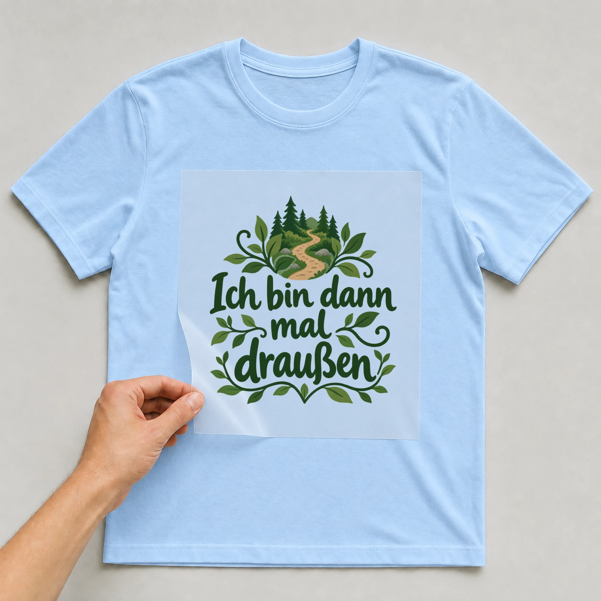 Bügelbild „Ich bin dann mal draußen“ auf babyblauem T-Shirt, Folie wird aufgelegt