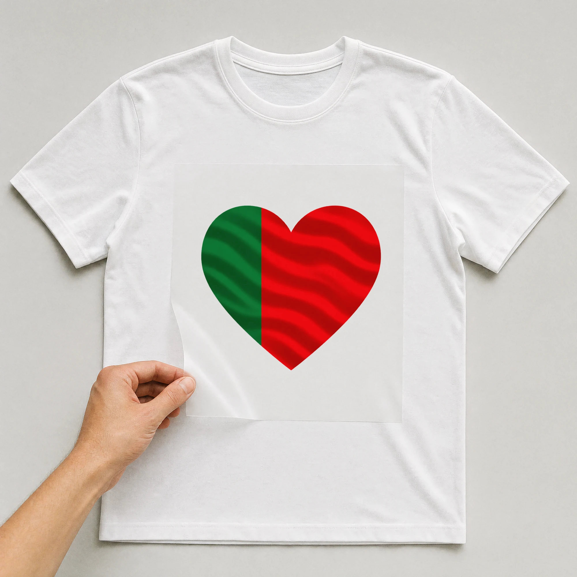 Bügelbild „Herz-Flagge Portugal“ auf weißem T-Shirt, Folie wird aufgelegt