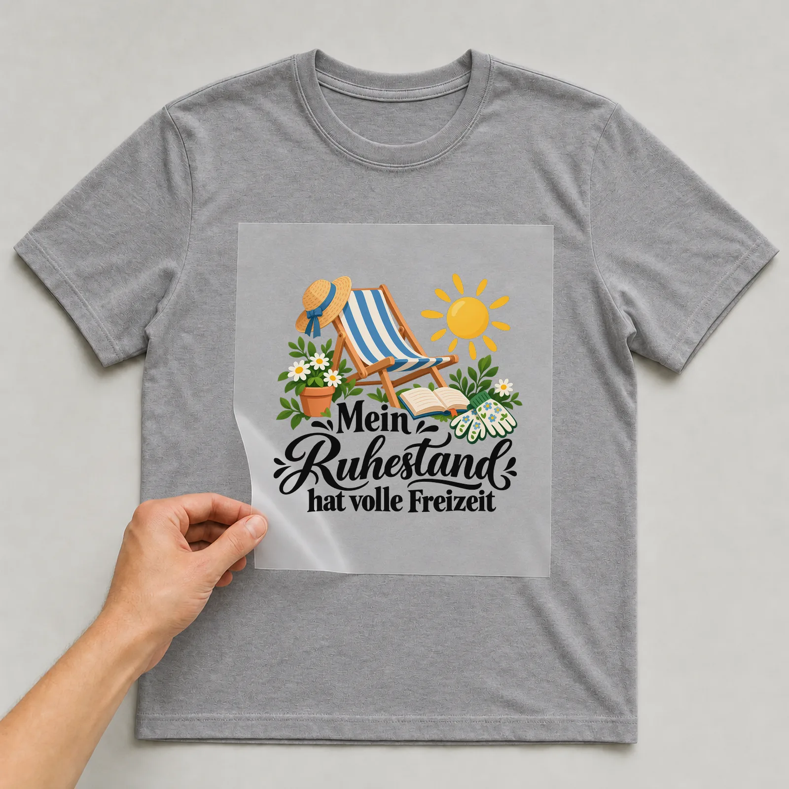 Bügelbild „Mein Ruhestand hat volle Freizeit“ auf grauem T-Shirt, Folie wird aufgelegt