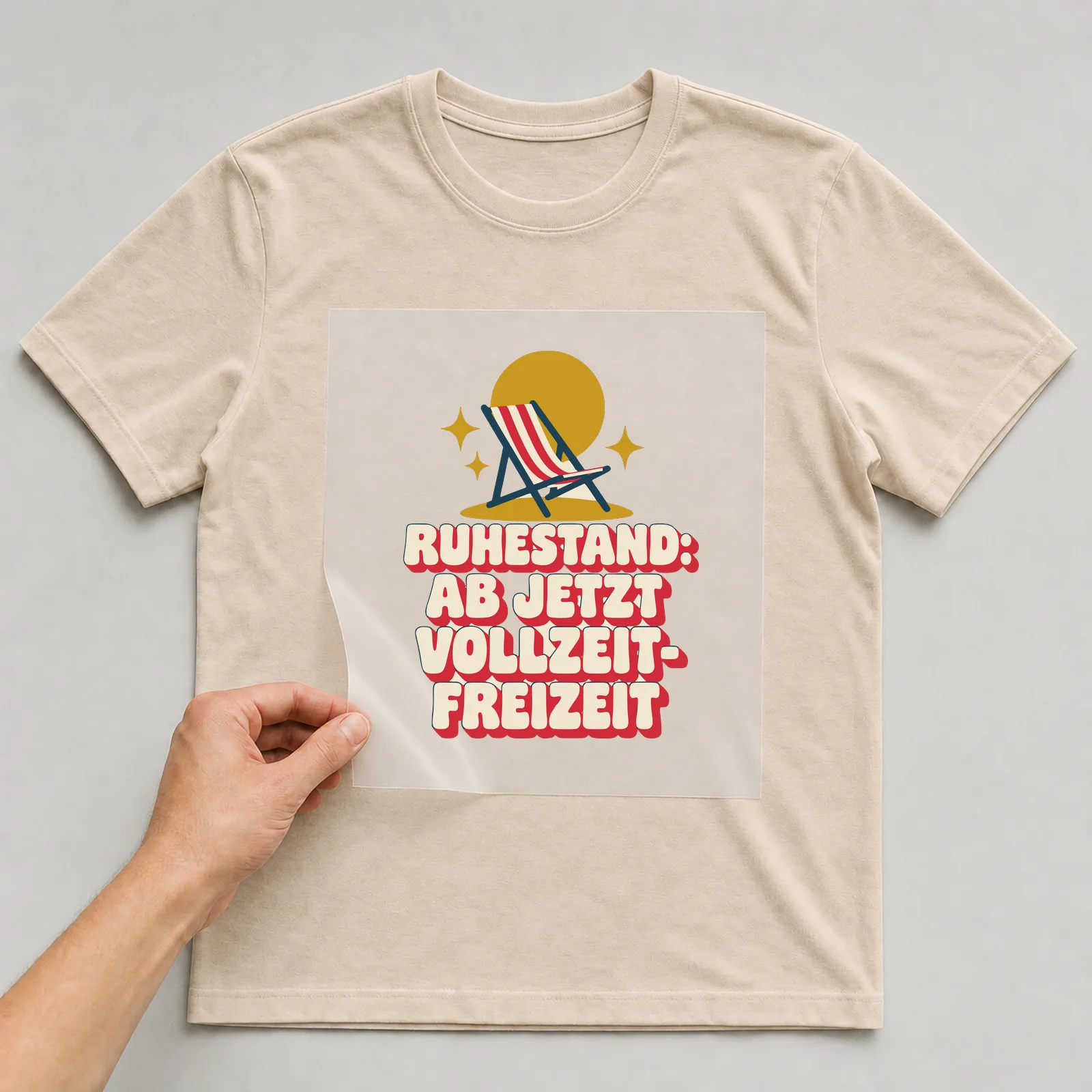 Bügelbild Ruhestand: ab jetzt Vollzeit-Freizeit auf beigem T-Shirt, Folie wird aufgelegt