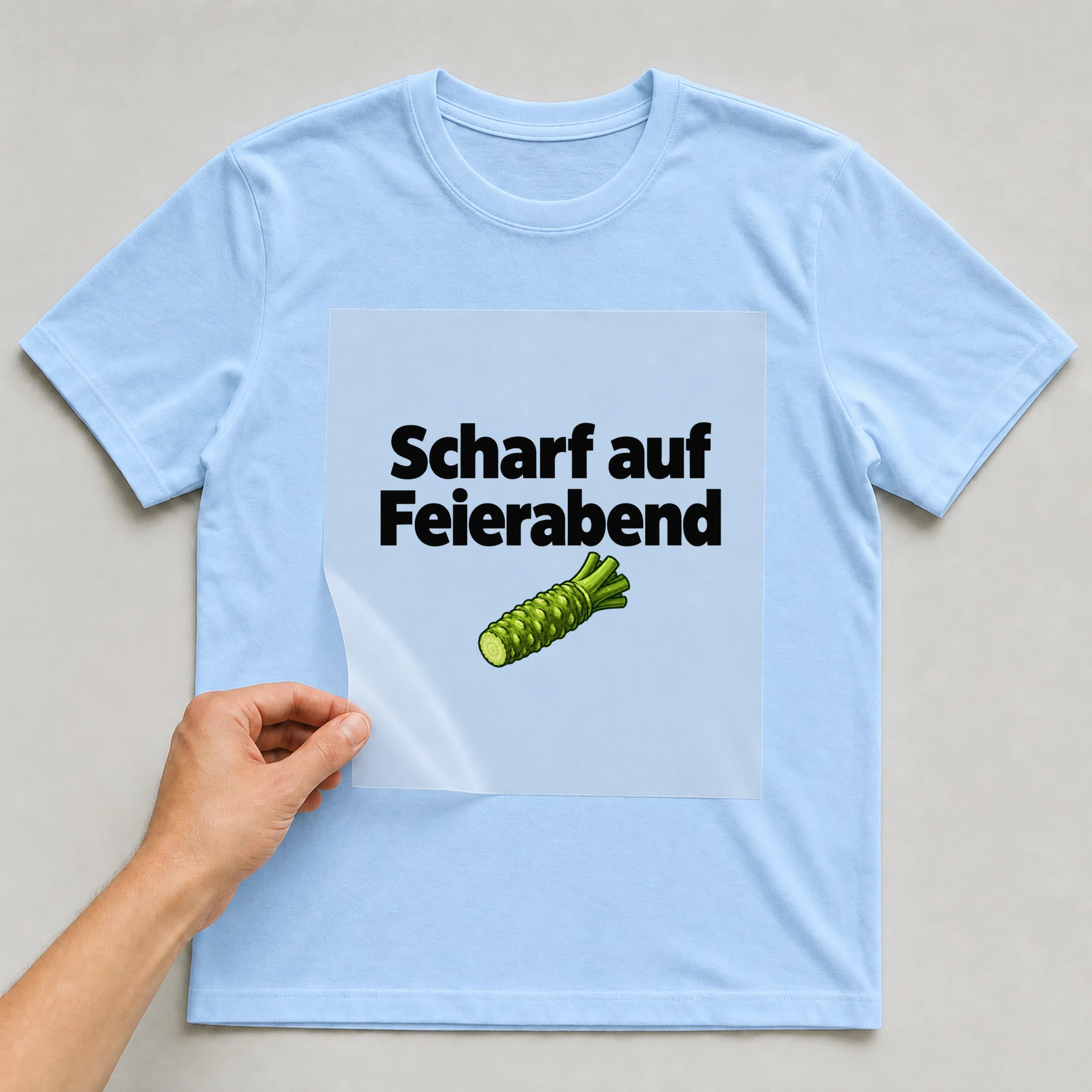 Bügelbild „Scharf auf Feierabend“ auf babyblauem T-Shirt, Folie wird aufgelegt