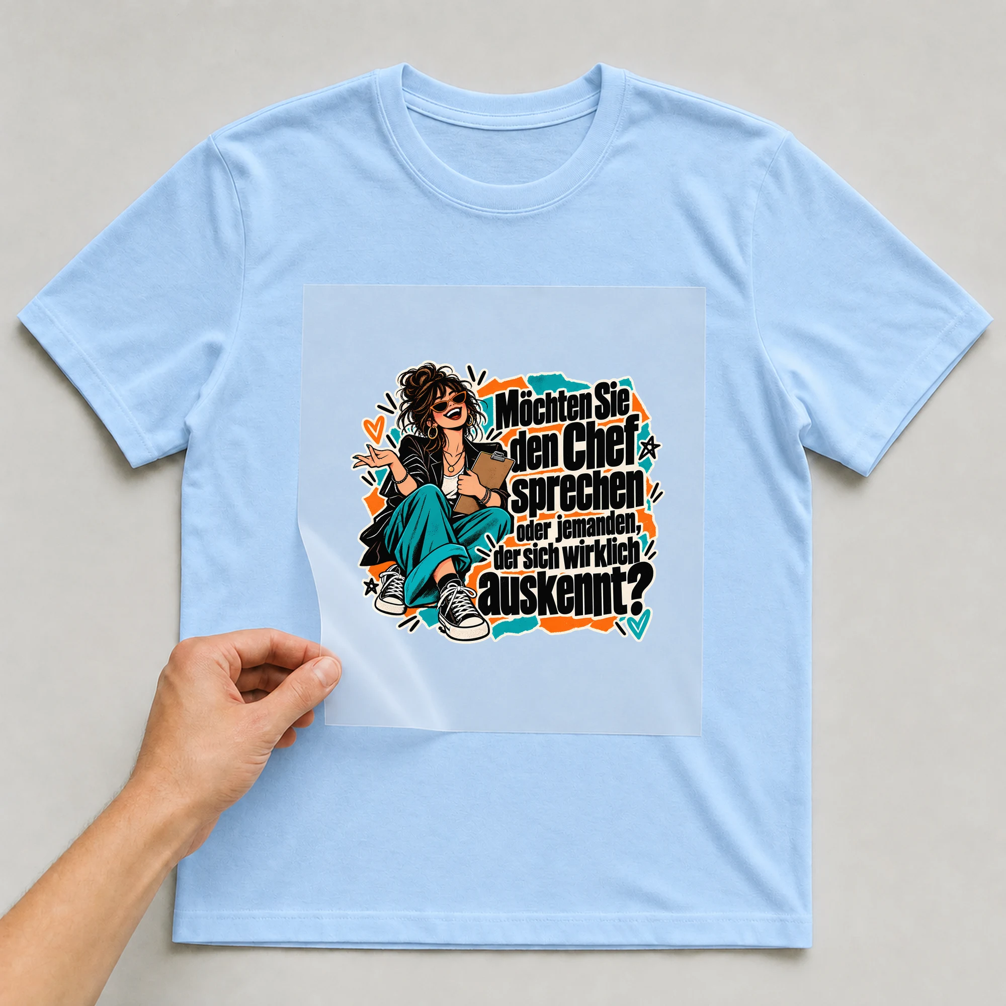 Bügelbild „Möchten Sie den Chef sprechen“ auf babyblauem T-Shirt, Folie wird aufgelegt