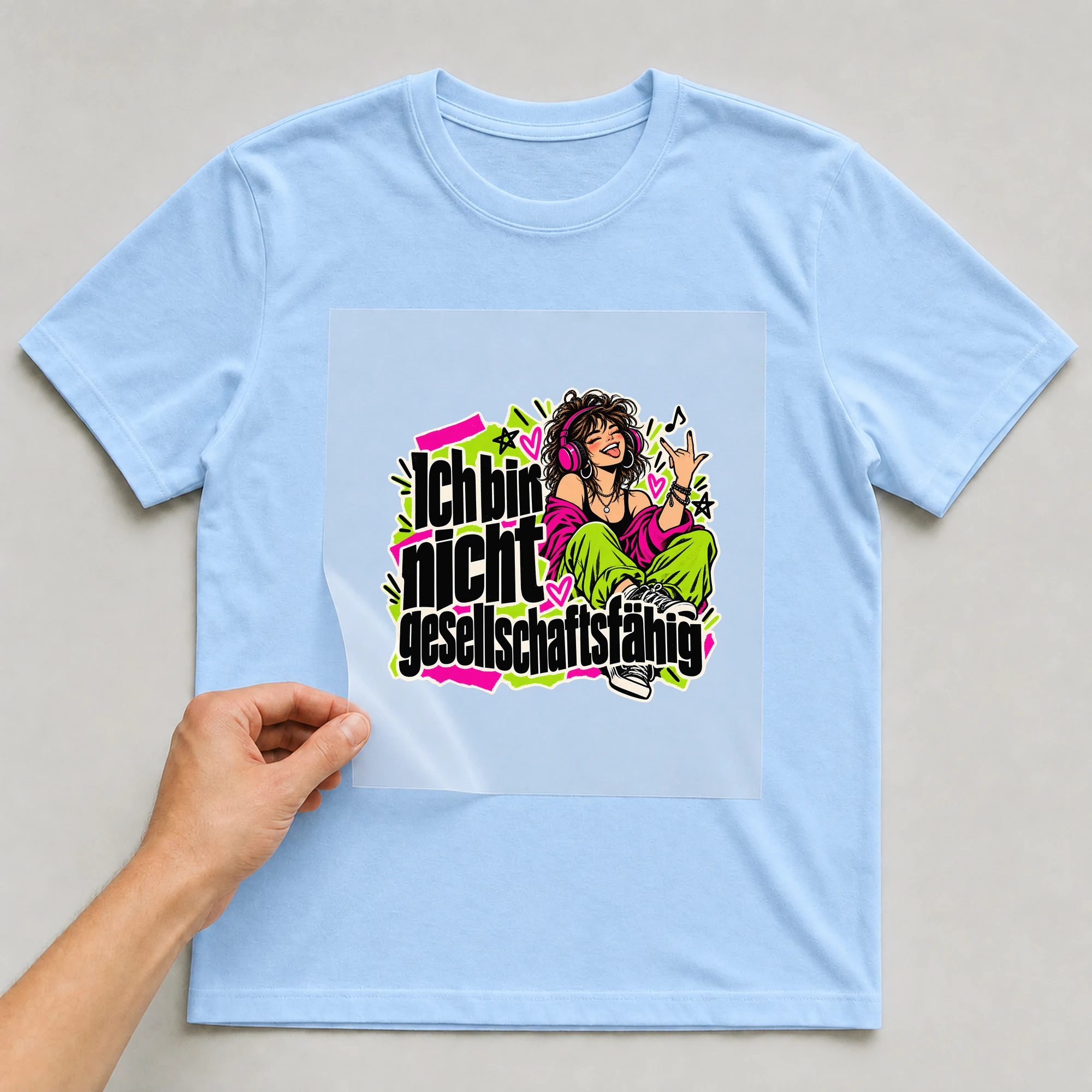 Bügelbild „Ich bin nicht gesellschaftsfähig“ auf babyblauem T-Shirt, Folie wird aufgelegt