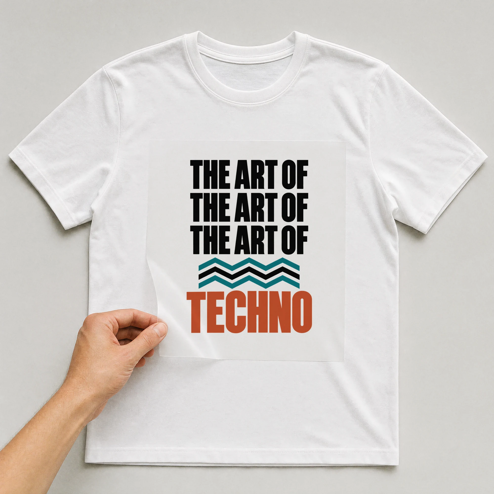 Bügelbild „The Art Of The Art Of The Art Of Techno“ auf weißem T-Shirt, Folie wird aufgelegt