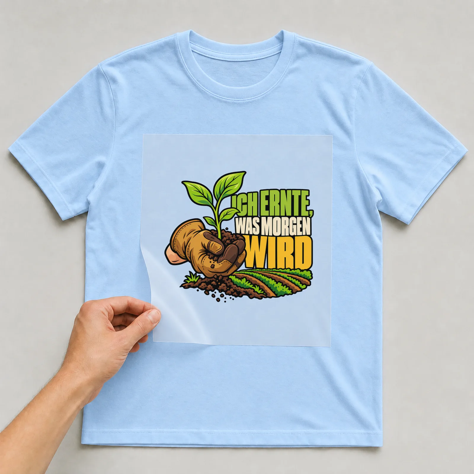 Bügelbild „Ich ernte, was morgen wird“ auf hellblauem T-Shirt, Folie wird aufgelegt