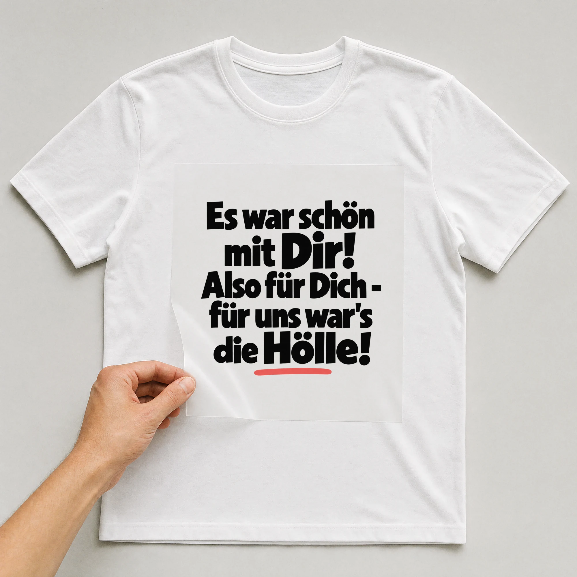 Bügelbild „Es war schön mit Dir! Also für Dich - für uns war's die Hölle!“ auf weißem T-Shirt, Folie wird aufgelegt
