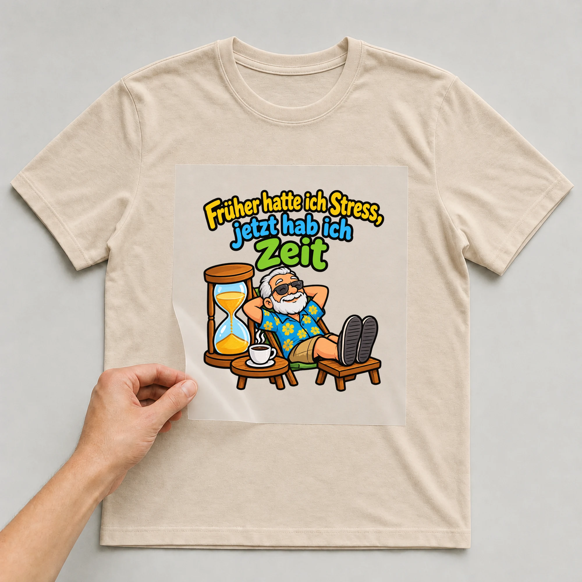 Bügelbild „Früher hatte ich Stress, jetzt hab ich Zeit“ auf beigem T-Shirt, Folie wird aufgelegt