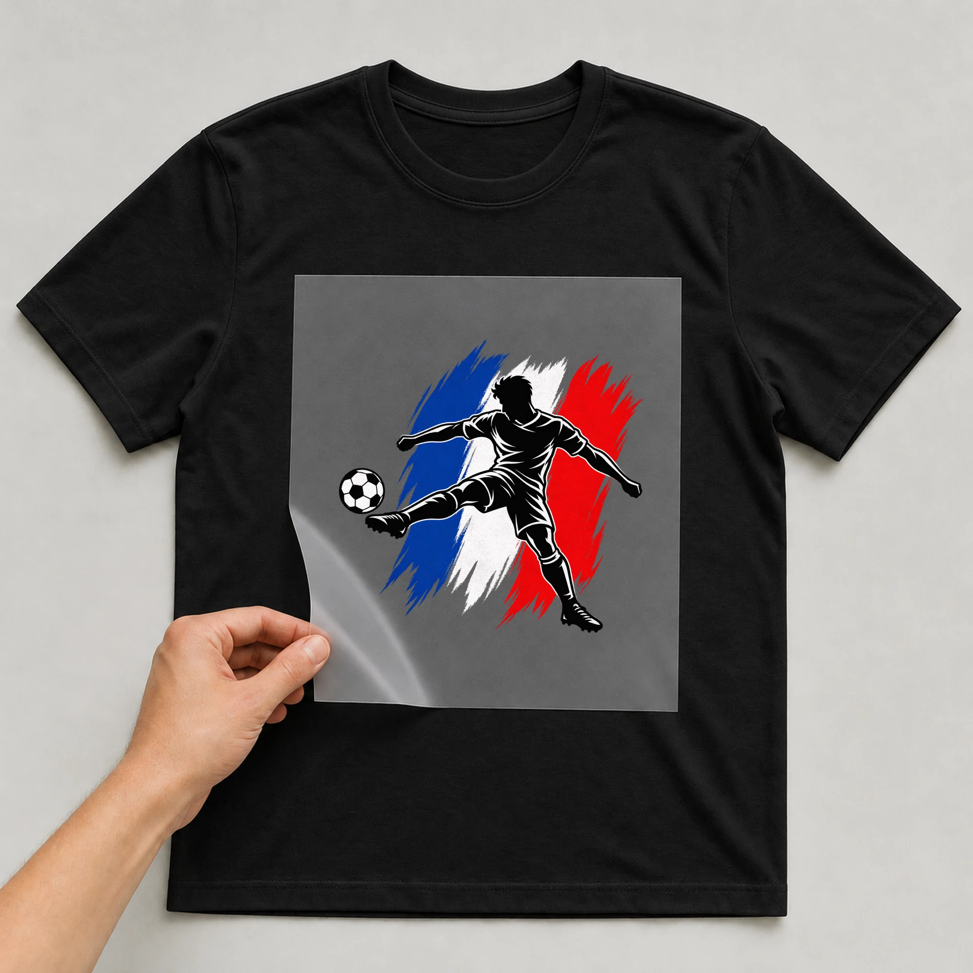 Bügelbild „Französische Fahne Fußballer“ auf schwarzem T-Shirt, Folie wird aufgelegt