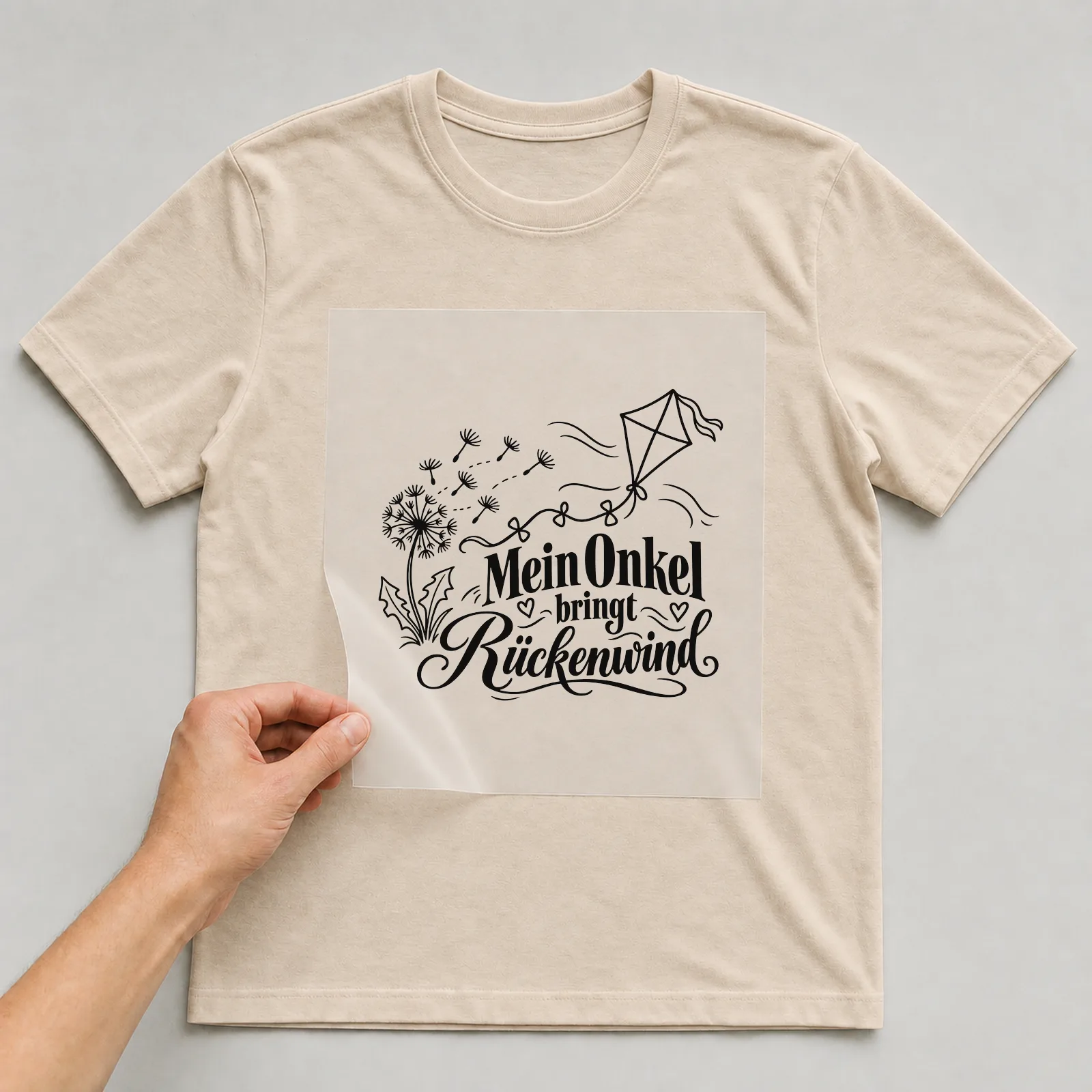 Bügelbild „Mein Onkel bringt Rückenwind“ auf beigem T-Shirt, Folie wird aufgelegt