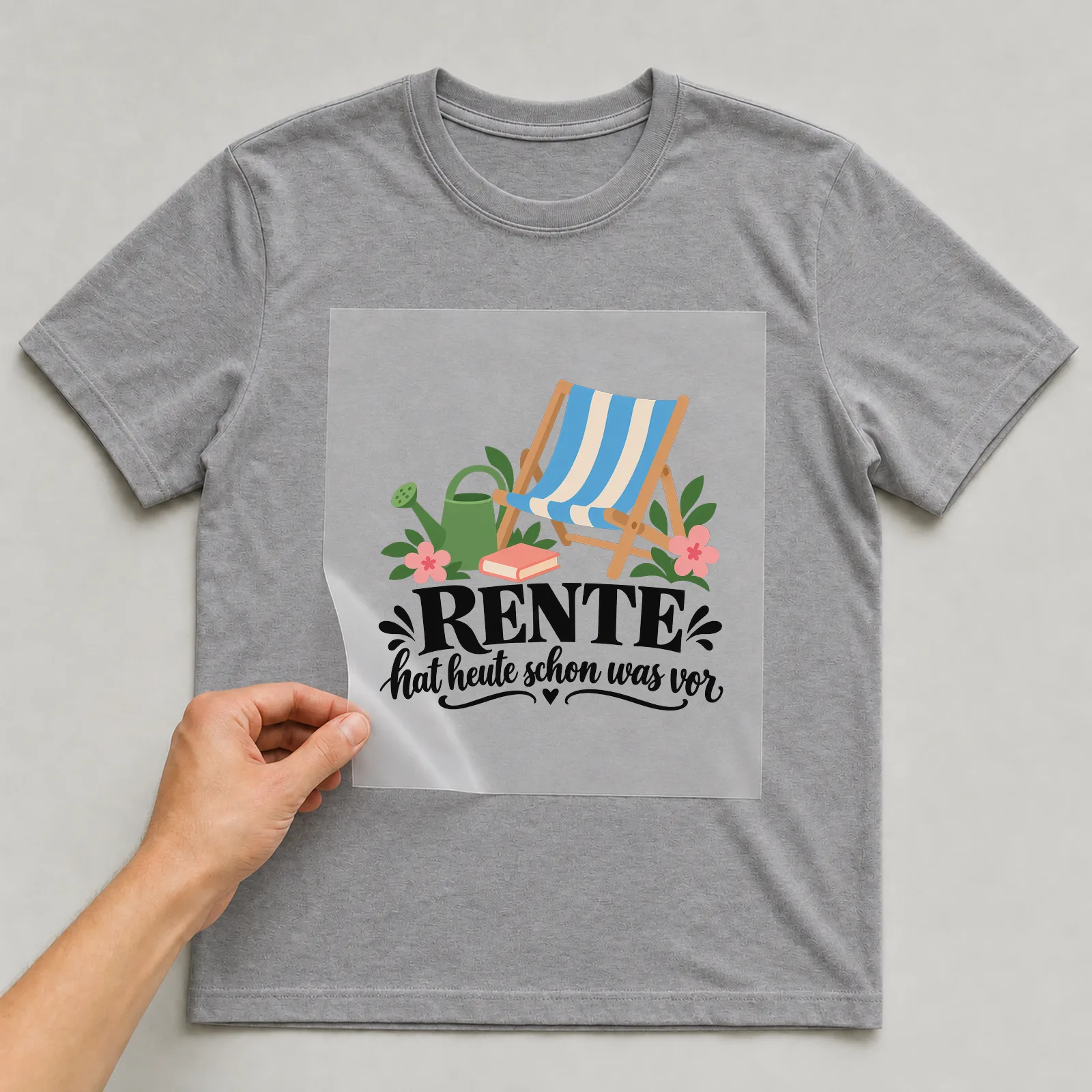 Bügelbild „RENTE hat heute schon was vor“ auf grauem T-Shirt, Folie wird aufgelegt