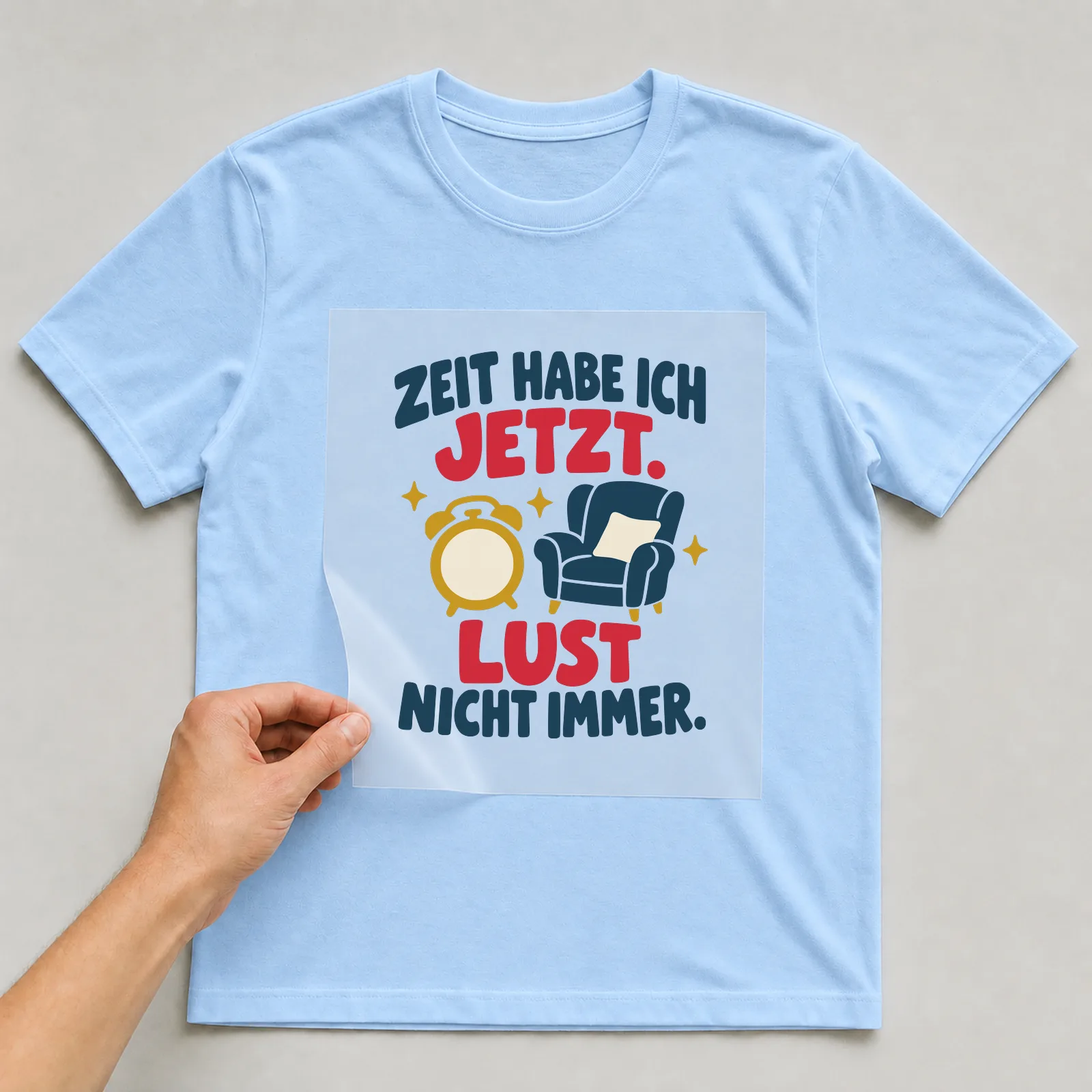 Bügelbild Zeit habe ich jetzt. Lust nicht immer. auf hellblauem T-Shirt, Folie wird aufgelegt