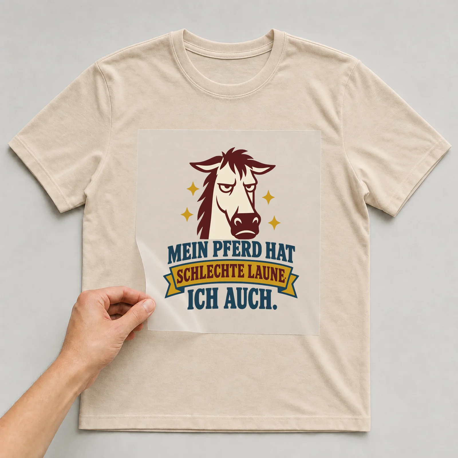 Bügelbild Mein Pferd hat schlechte Laune. Ich auch. auf beigem T-Shirt, Folie wird aufgelegt