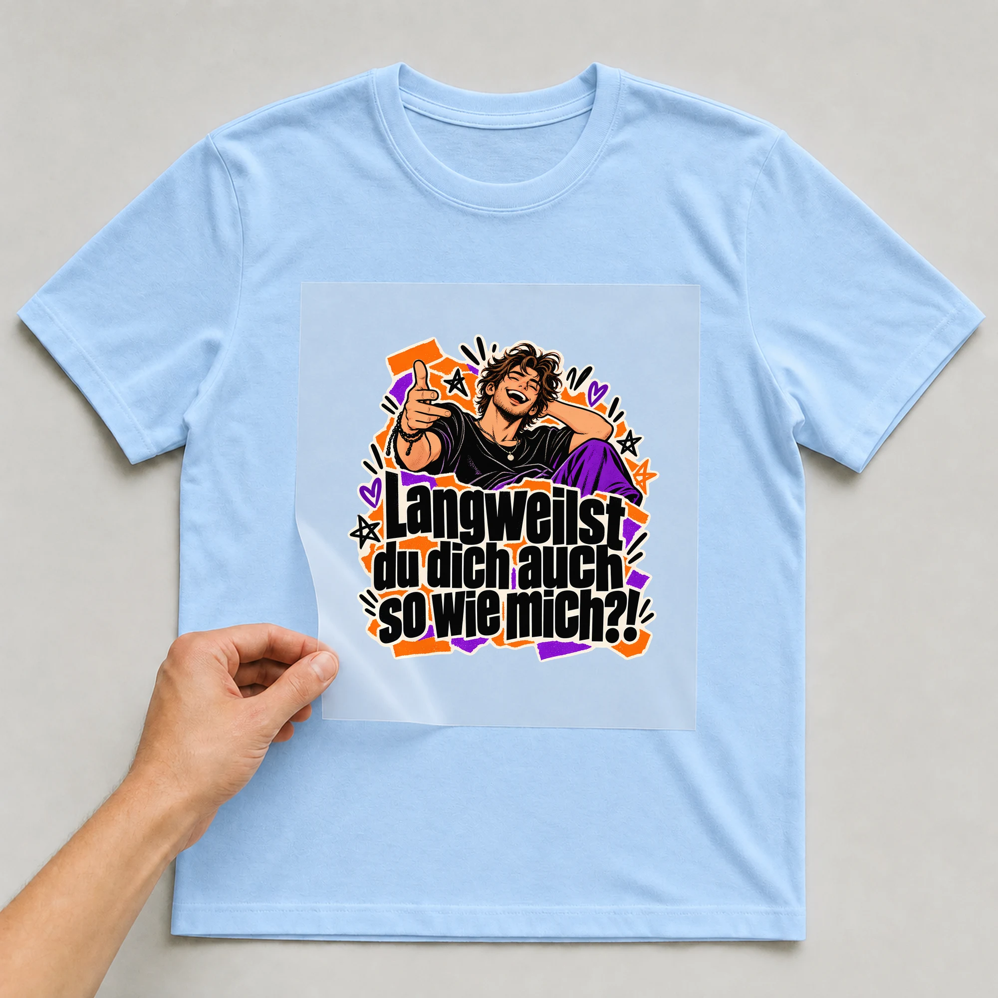 Bügelbild „Langweilst du dich auch so wie mich?!“ auf babyblauem T-Shirt, Folie wird aufgelegt