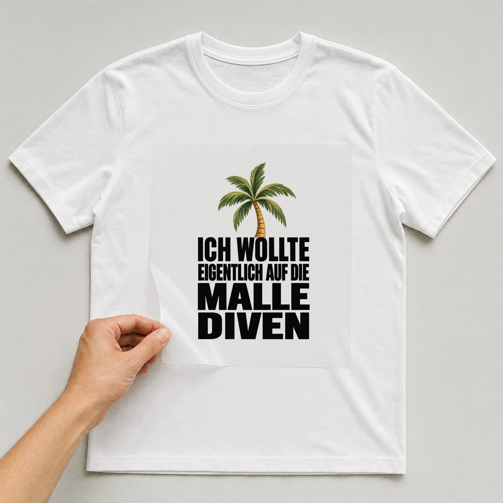 Bügelbild „Ich wollte eigentlich auf die Malle Diven“ auf weißem T-Shirt, Folie wird aufgelegt