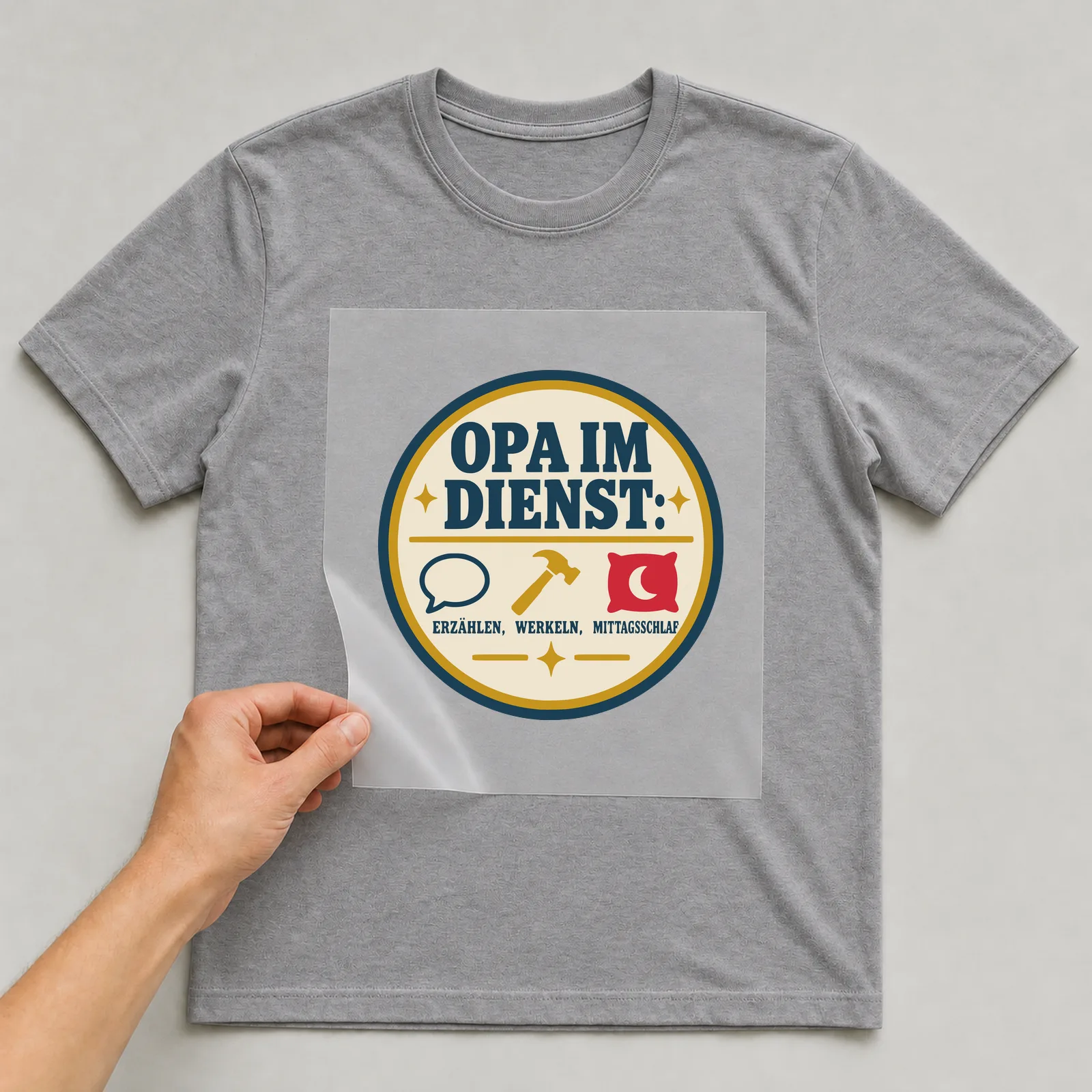 Bügelbild Opa im Dienst: Erzählen, Werkeln, Mittagsschlaf auf grauem T-Shirt, Folie wird aufgelegt