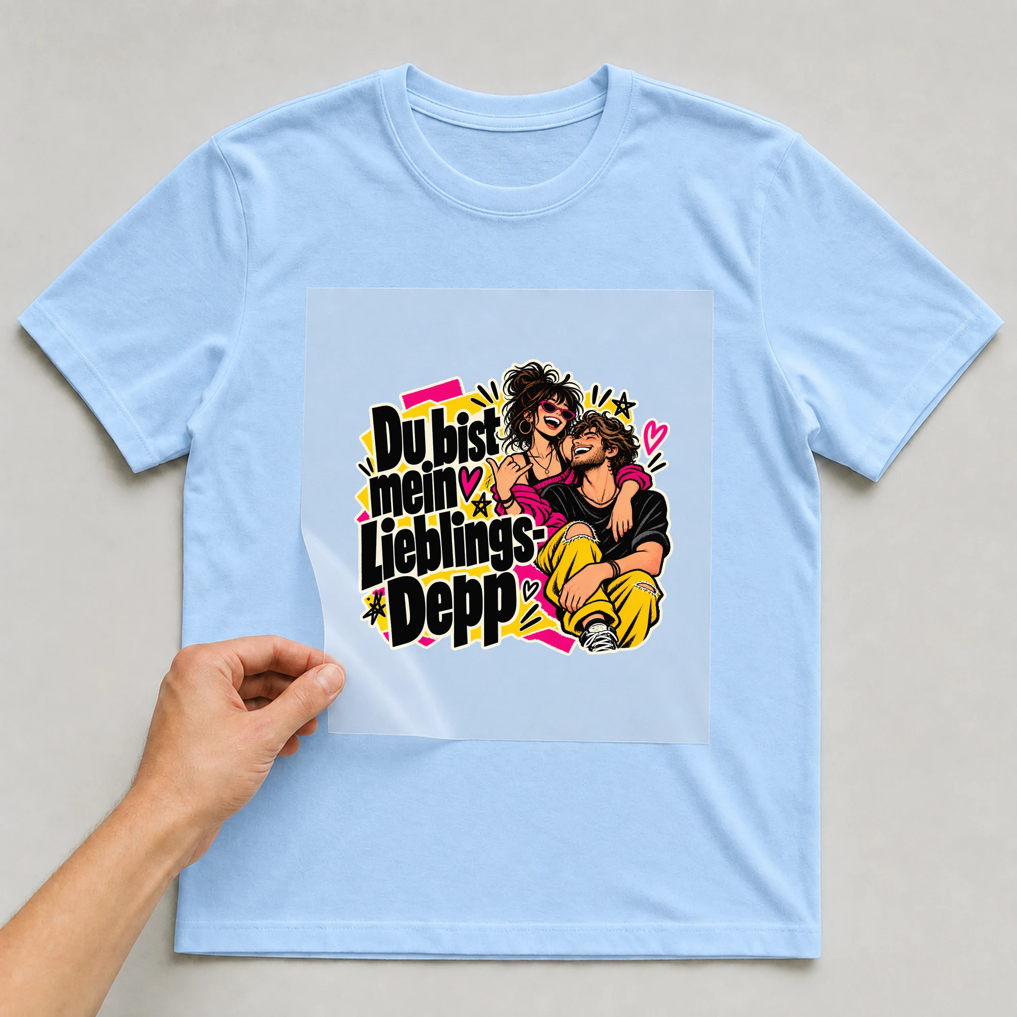 Bügelbild „Du bist mein Lieblings-Depp“ auf babyblauem T-Shirt, Folie wird aufgelegt