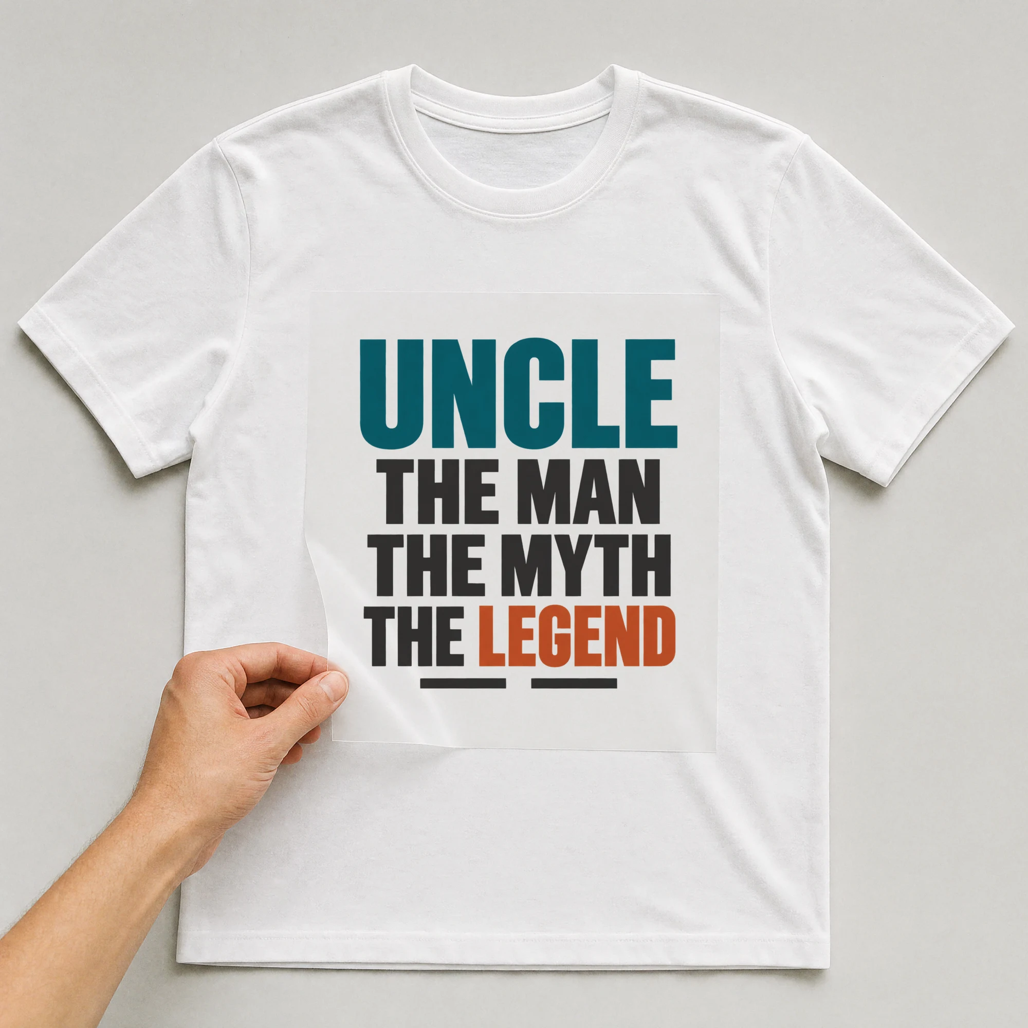 Bügelbild „Uncle The Man The Myth The Legend“ auf weißem T-Shirt, Folie wird aufgelegt