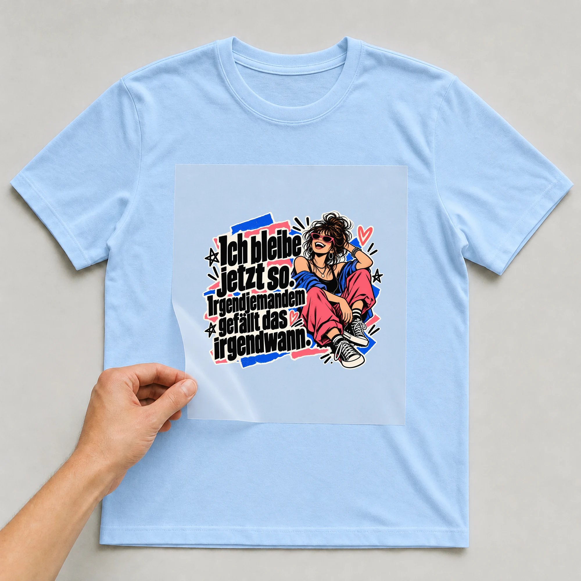 Bügelbild „Ich bleibe jetzt so.“ auf babyblauem T-Shirt, Folie wird aufgelegt