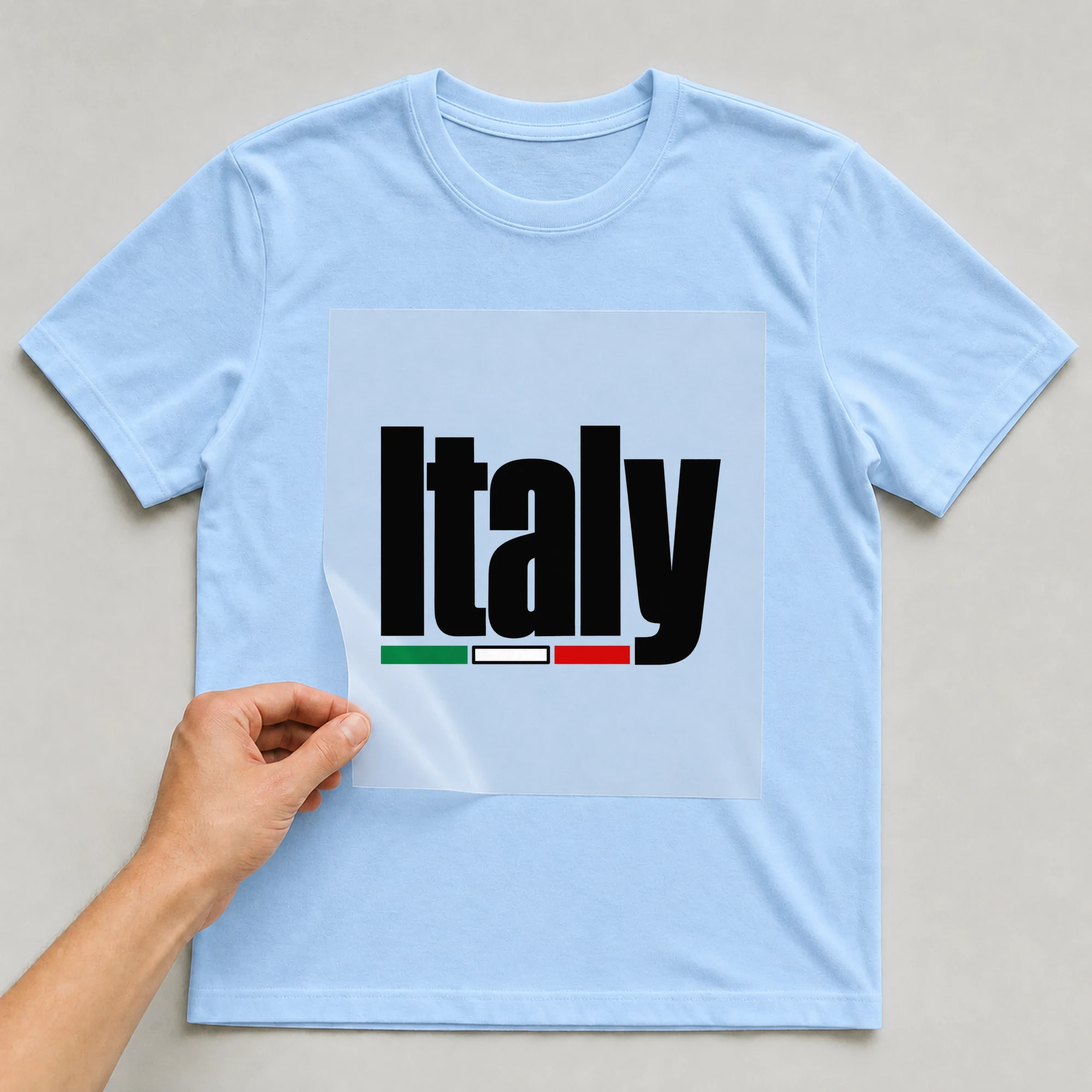 Bügelbild „Italy“ auf babyblauem T-Shirt, Folie wird aufgelegt
