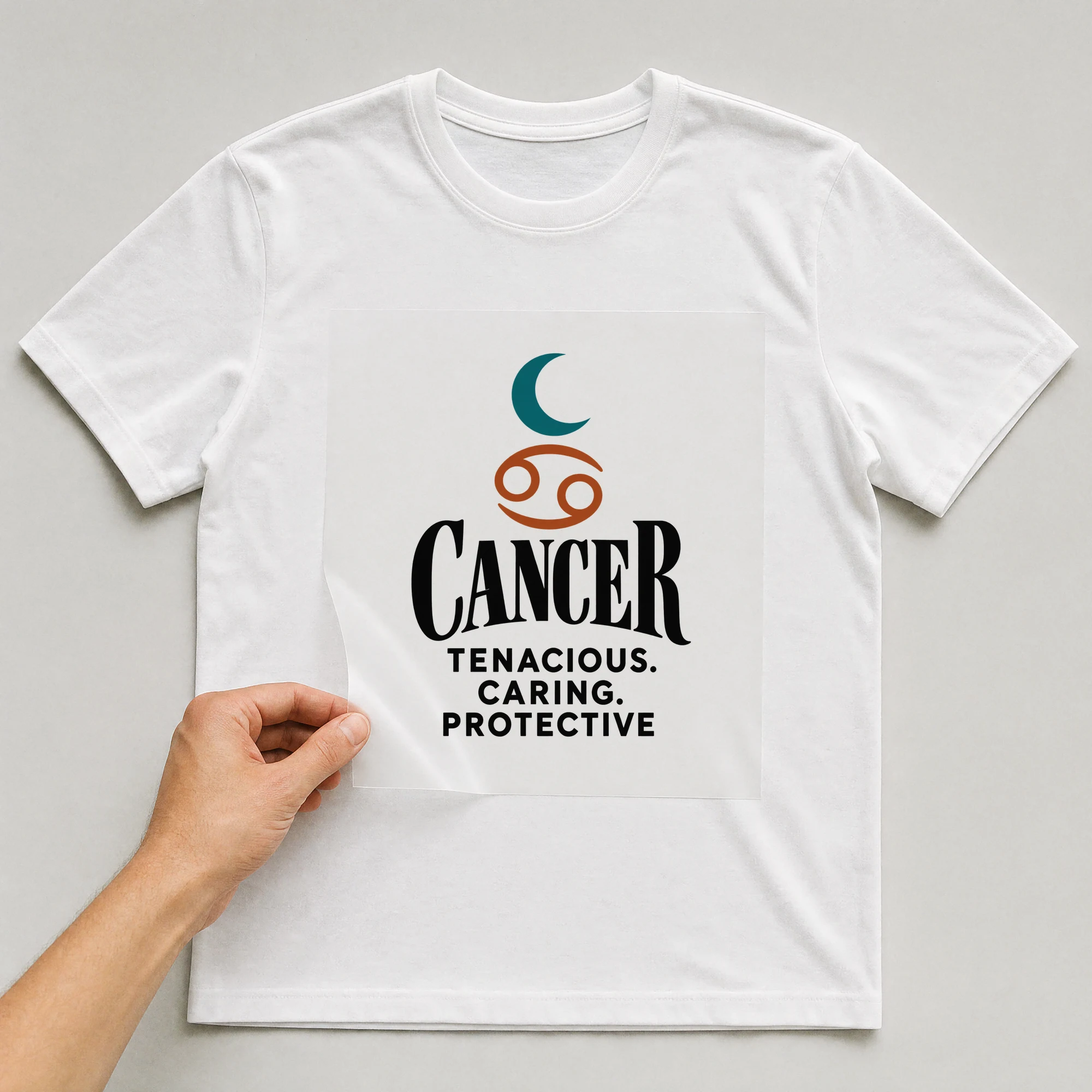 Bügelbild „Cancer Tenacious. Caring. Protective“ auf weißem T-Shirt, Folie wird aufgelegt