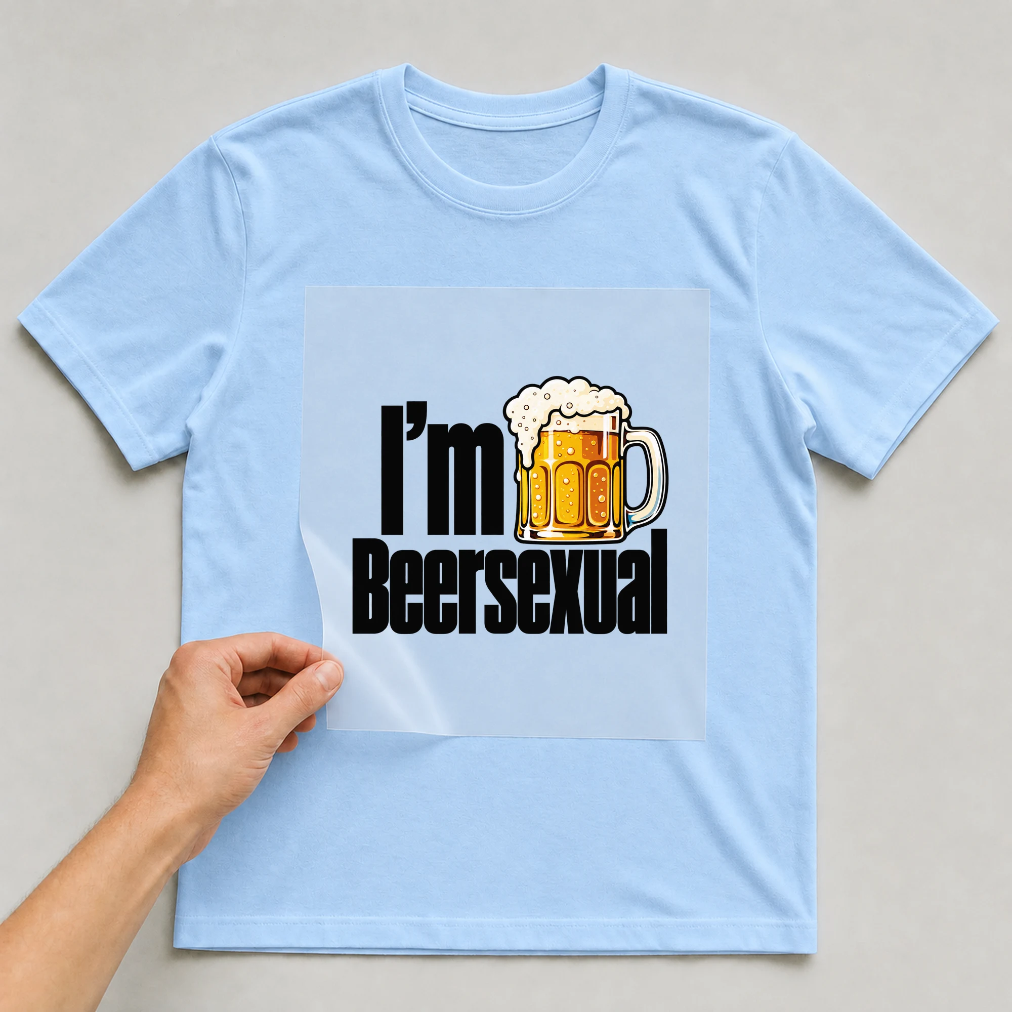 Bügelbild „I'm Beersexual“ auf babyblauem T-Shirt, Folie wird aufgelegt