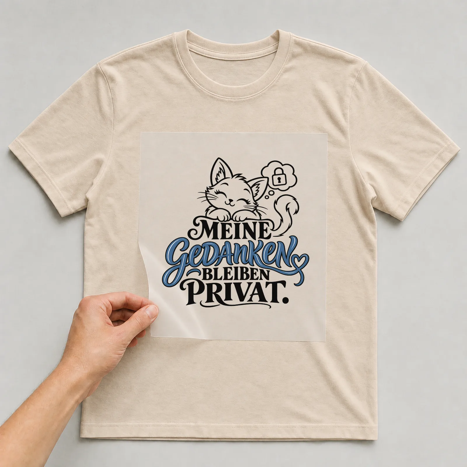 Bügelbild „Meine Gedanken bleiben privat“ auf beigem T-Shirt, Folie wird aufgelegt