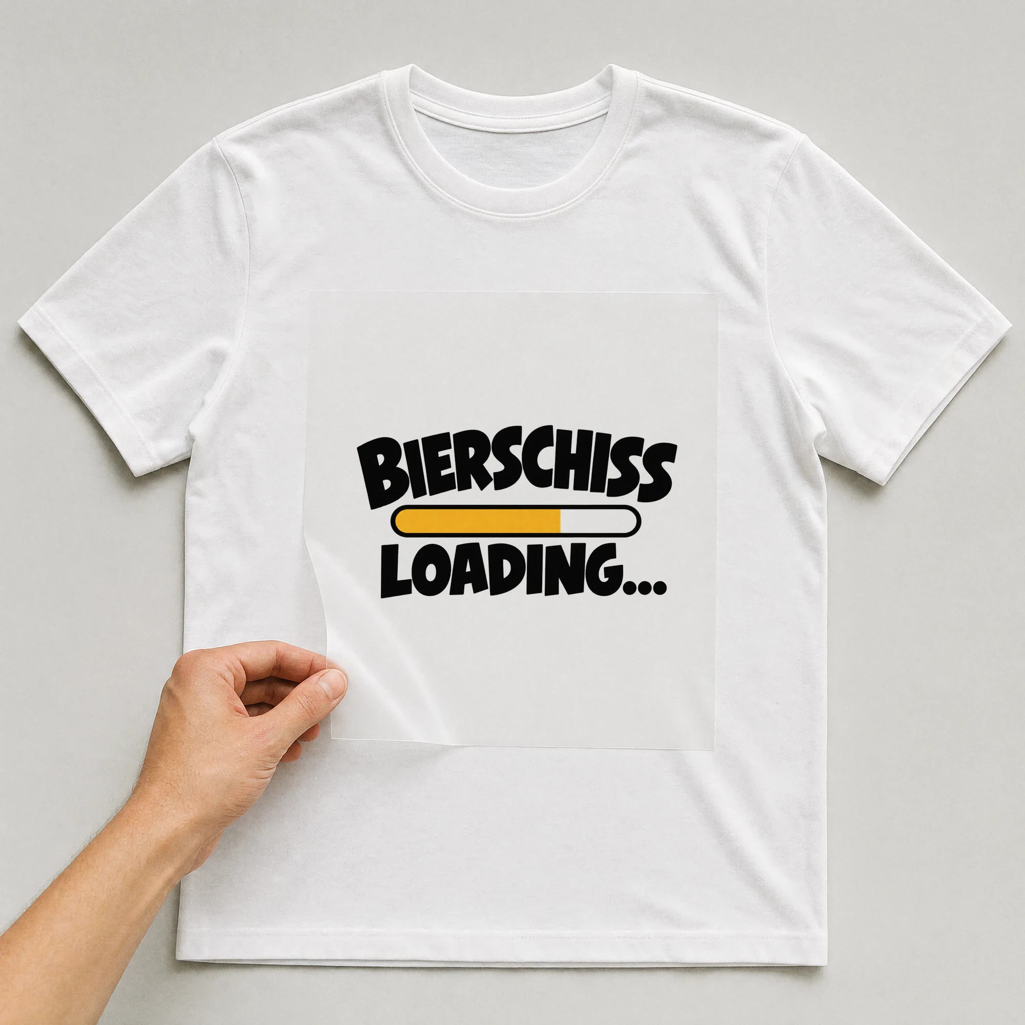 Bügelbild „BIERSCHISS LOADING...“ auf weißem T-Shirt, Folie wird aufgelegt