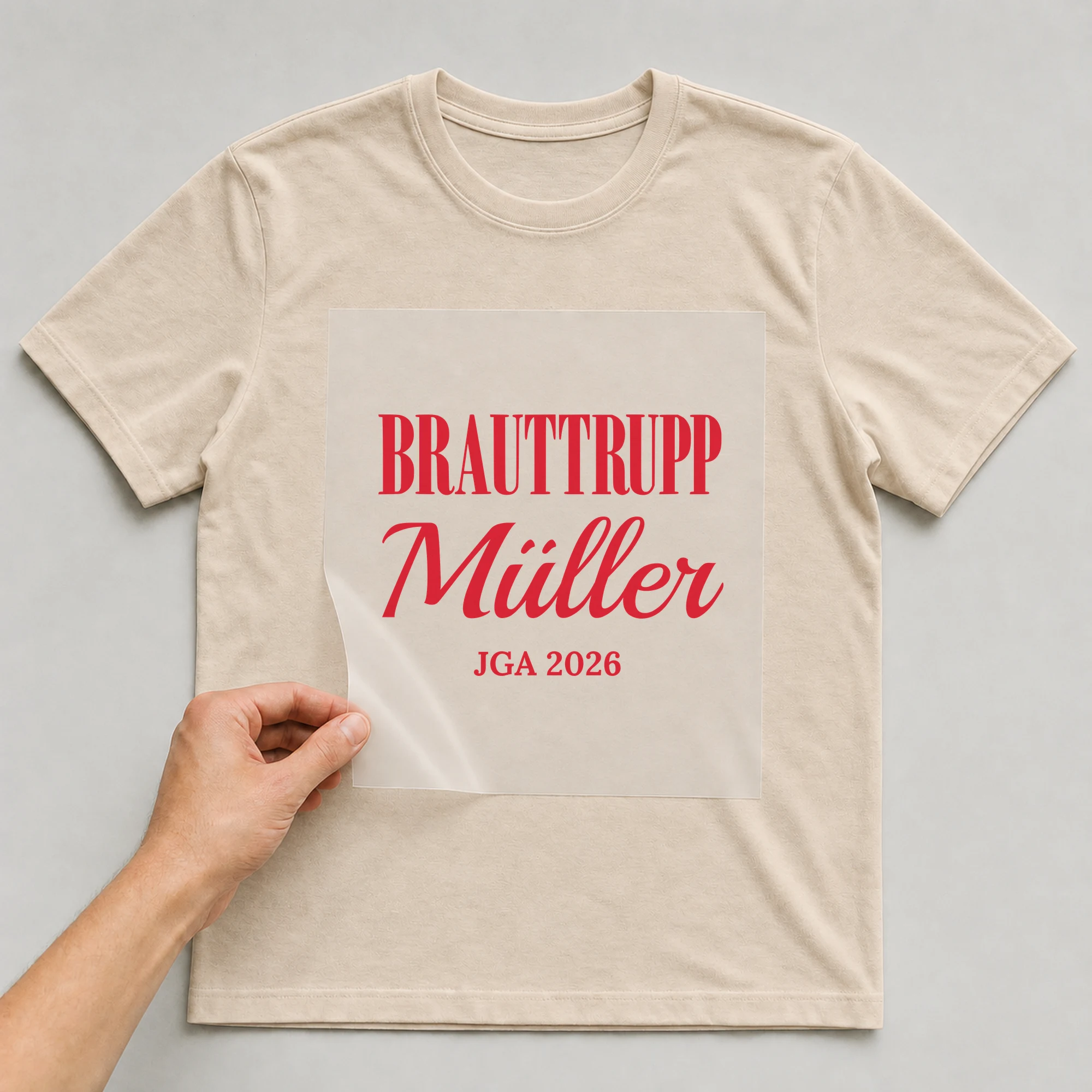 Bügelbild Brauttrupp mit Nachname auf beigem T-Shirt, Folie wird aufgelegt