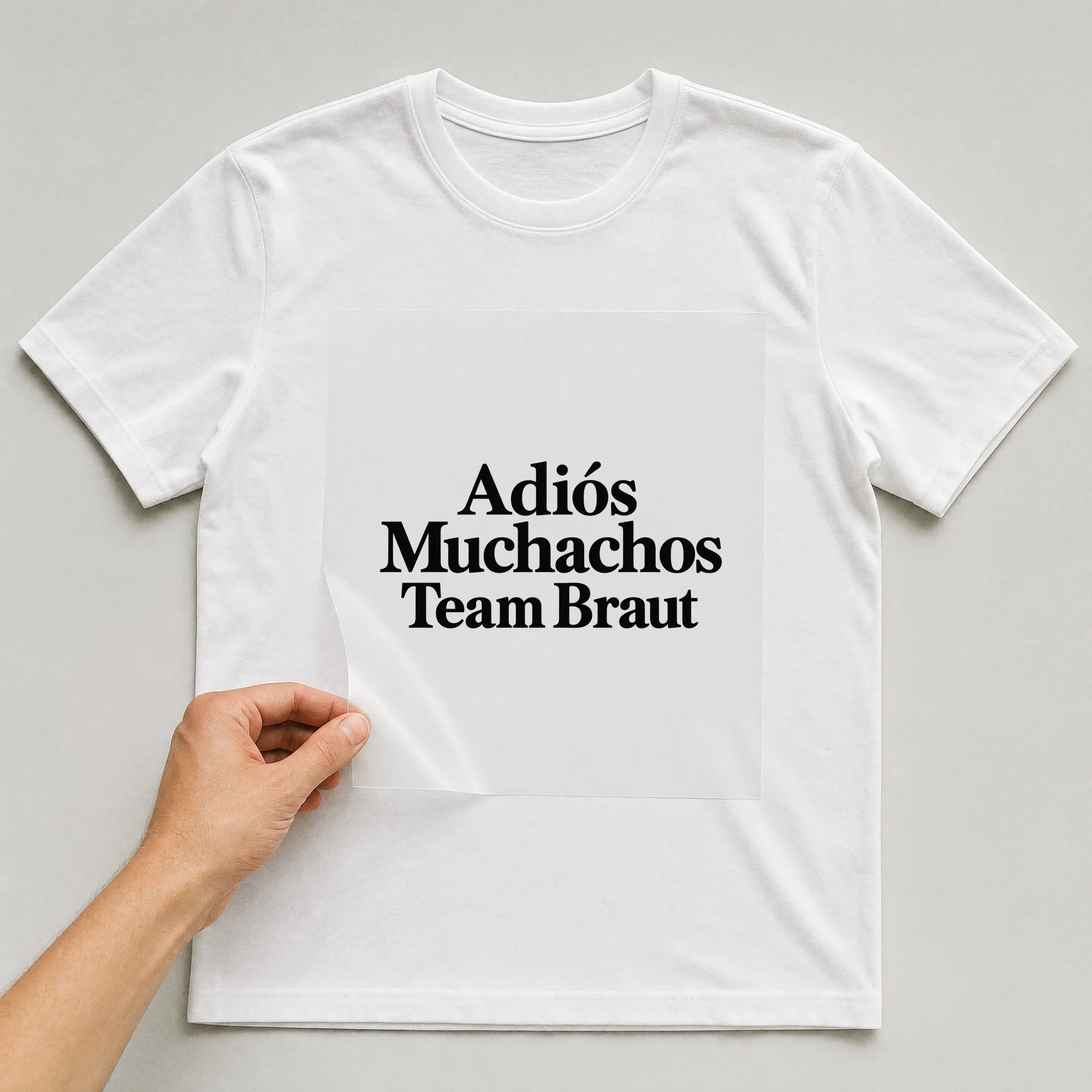Bügelbild „Adiós Muchachos Team Braut“ auf weißem T-Shirt, Folie wird aufgelegt