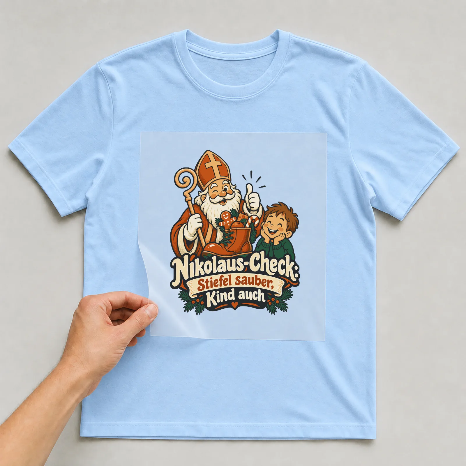 Bügelbild Nikolaus-Check: Stiefel sauber, Kind auch auf hellblauem T-Shirt, Folie wird aufgelegt