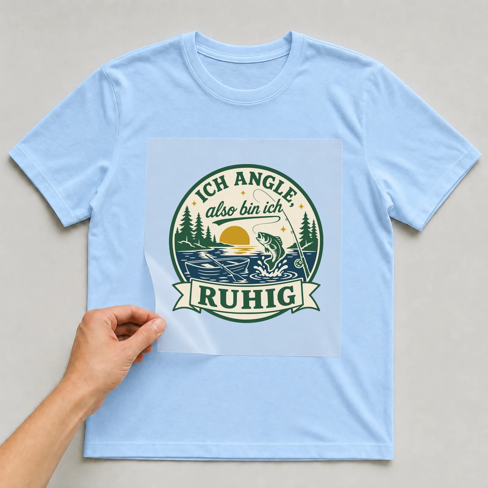Bügelbild Ich angle, also bin ich ruhig auf hellblauem T-Shirt, Folie wird aufgelegt