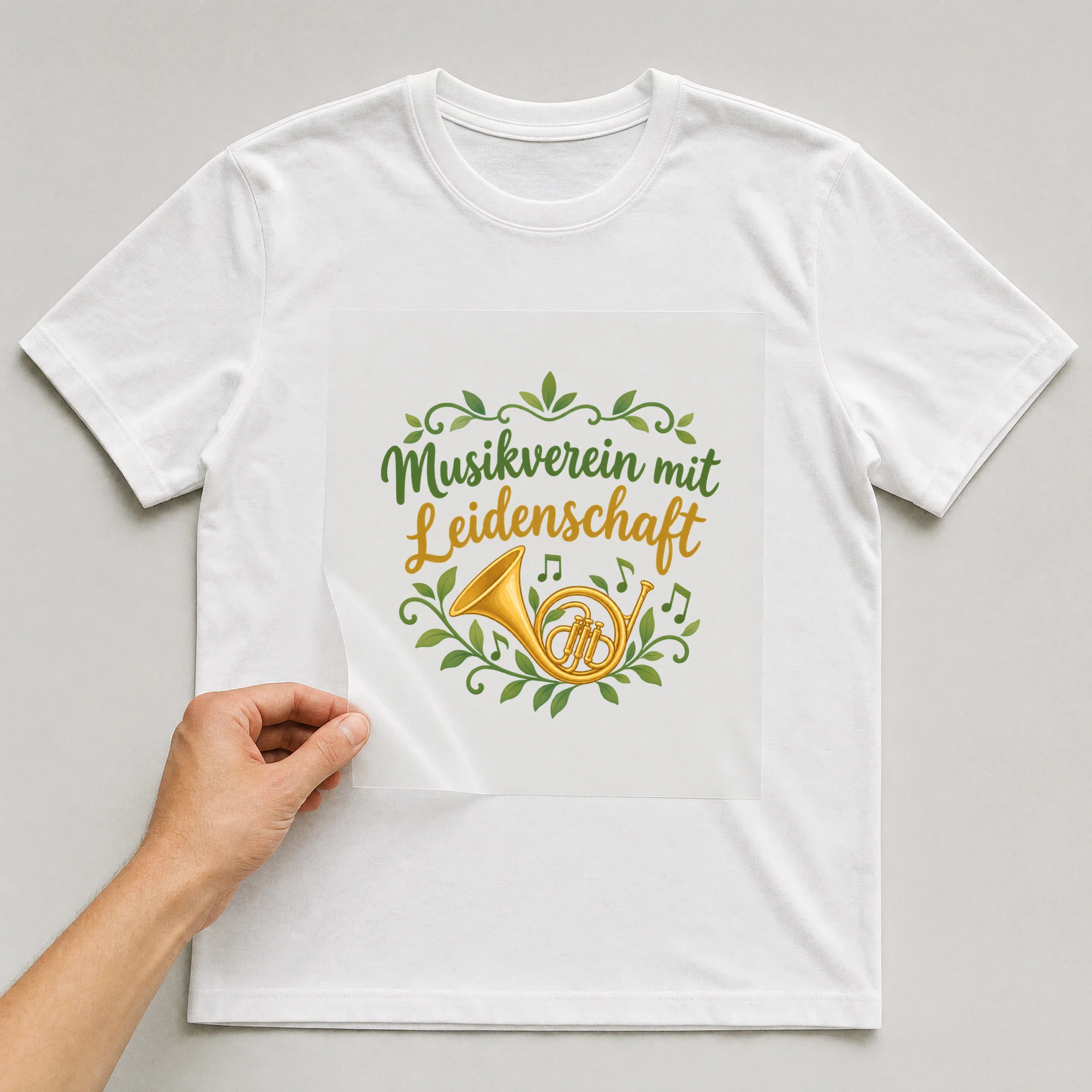 Bügelbild „Musikverein mit Leidenschaft“ auf weißem T-Shirt, Folie wird aufgelegt