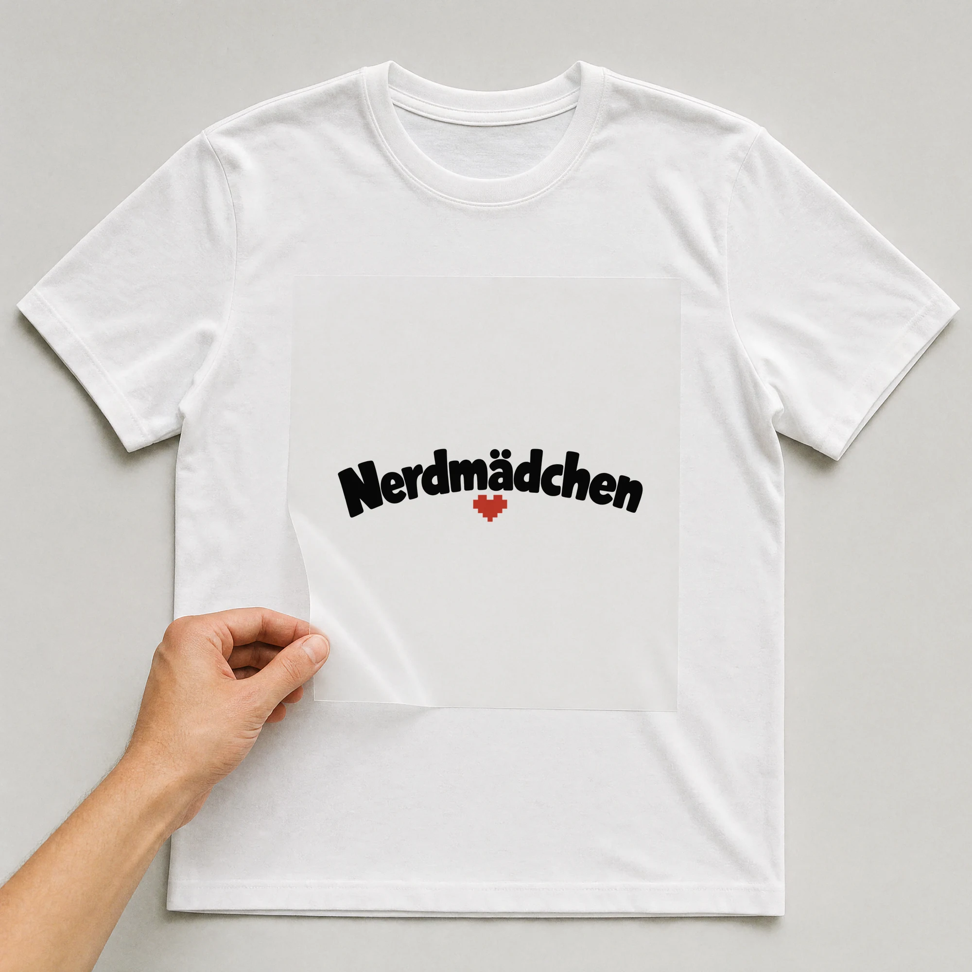 Bügelbild „Nerdmädchen“ auf weißem T-Shirt, Folie wird aufgelegt