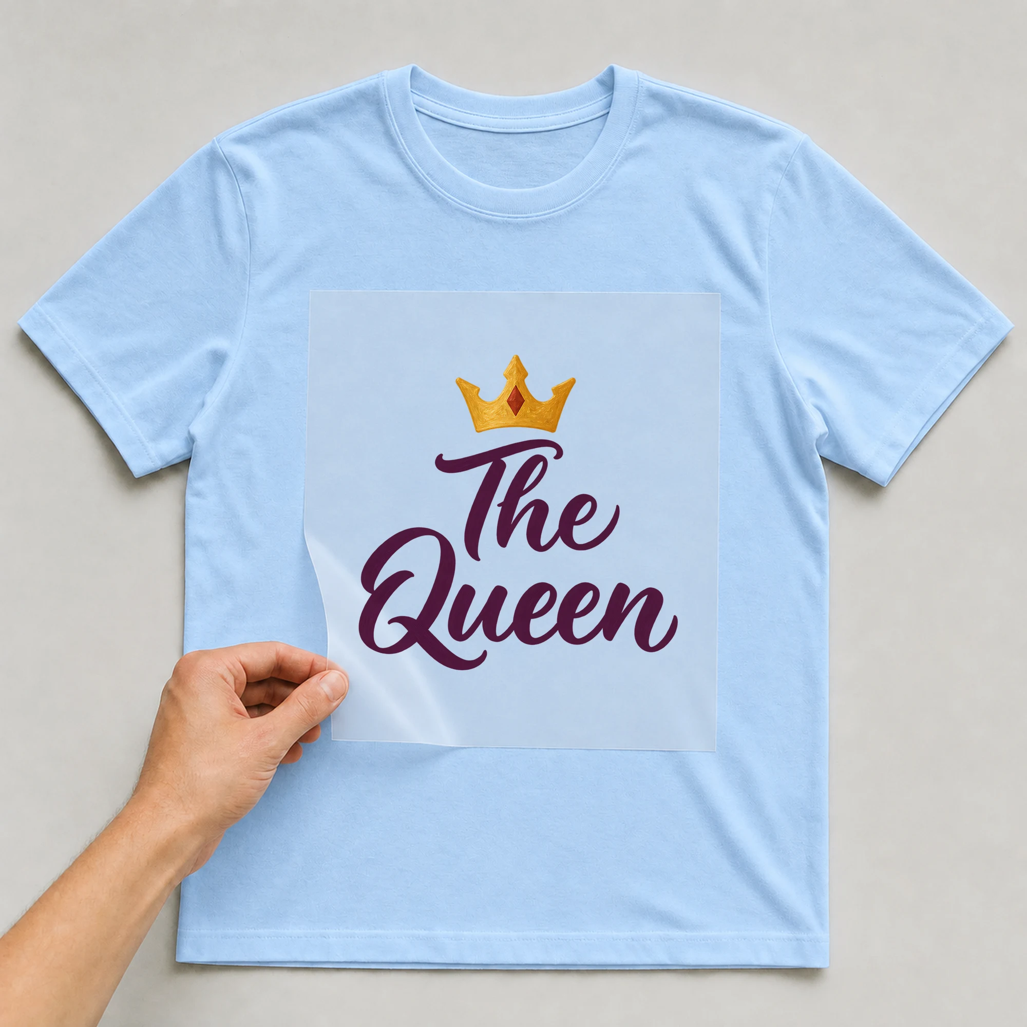 Bügelbild „The Queen“ auf babyblauem T-Shirt, Folie wird aufgelegt