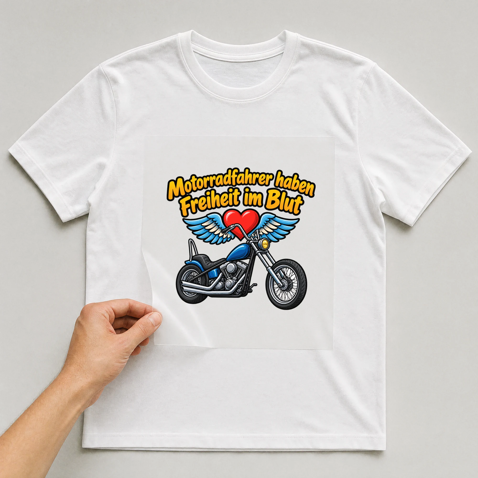 Bügelbild „Motorradfahrer haben Freiheit im Blut“ auf weißem T-Shirt, Folie wird aufgelegt