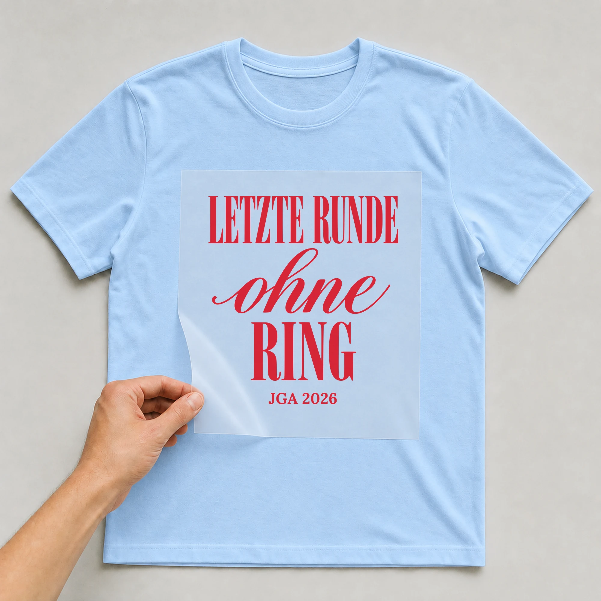 Bügelbild Letzte Runde ohne Ring auf hellblauem T-Shirt, Folie wird aufgelegt