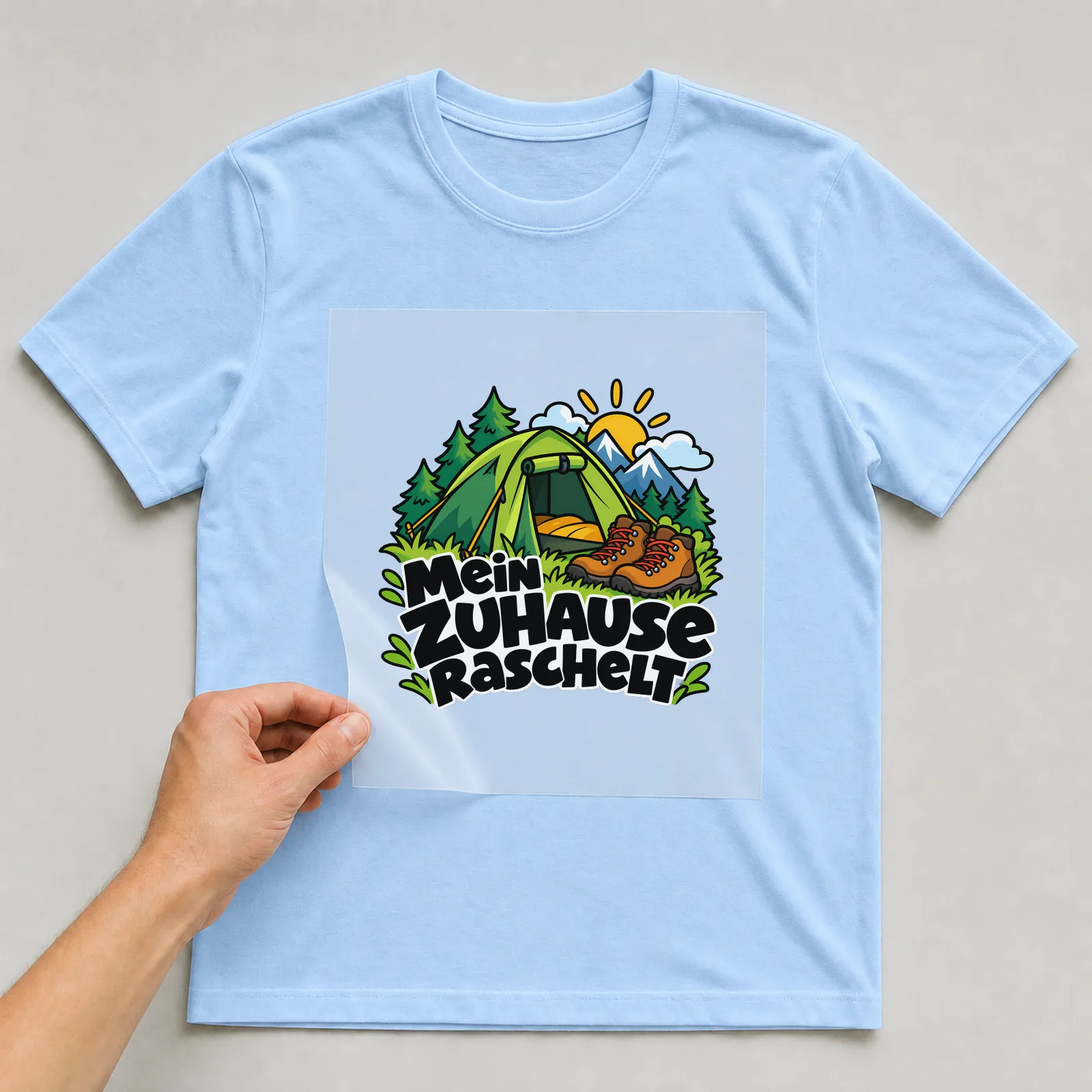 Bügelbild „Mein Zuhause raschelt“ auf hellblauem T-Shirt, Folie wird aufgelegt