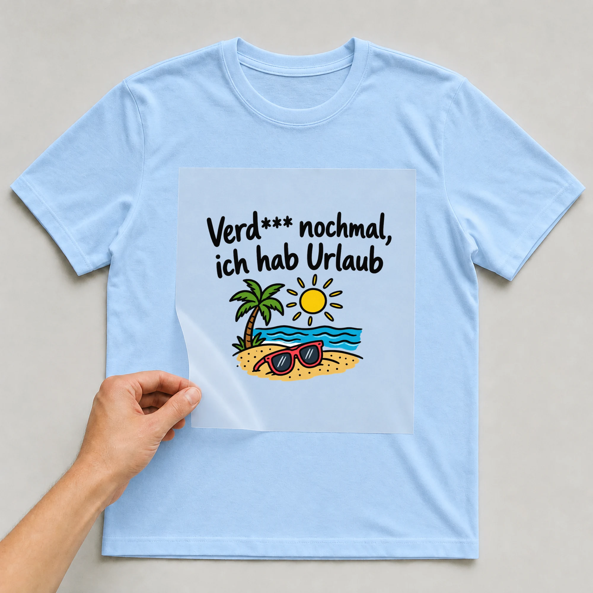 Bügelbild „Verd*** nochmal, ich hab Urlaub“ auf babyblauem T-Shirt, Folie wird aufgelegt
