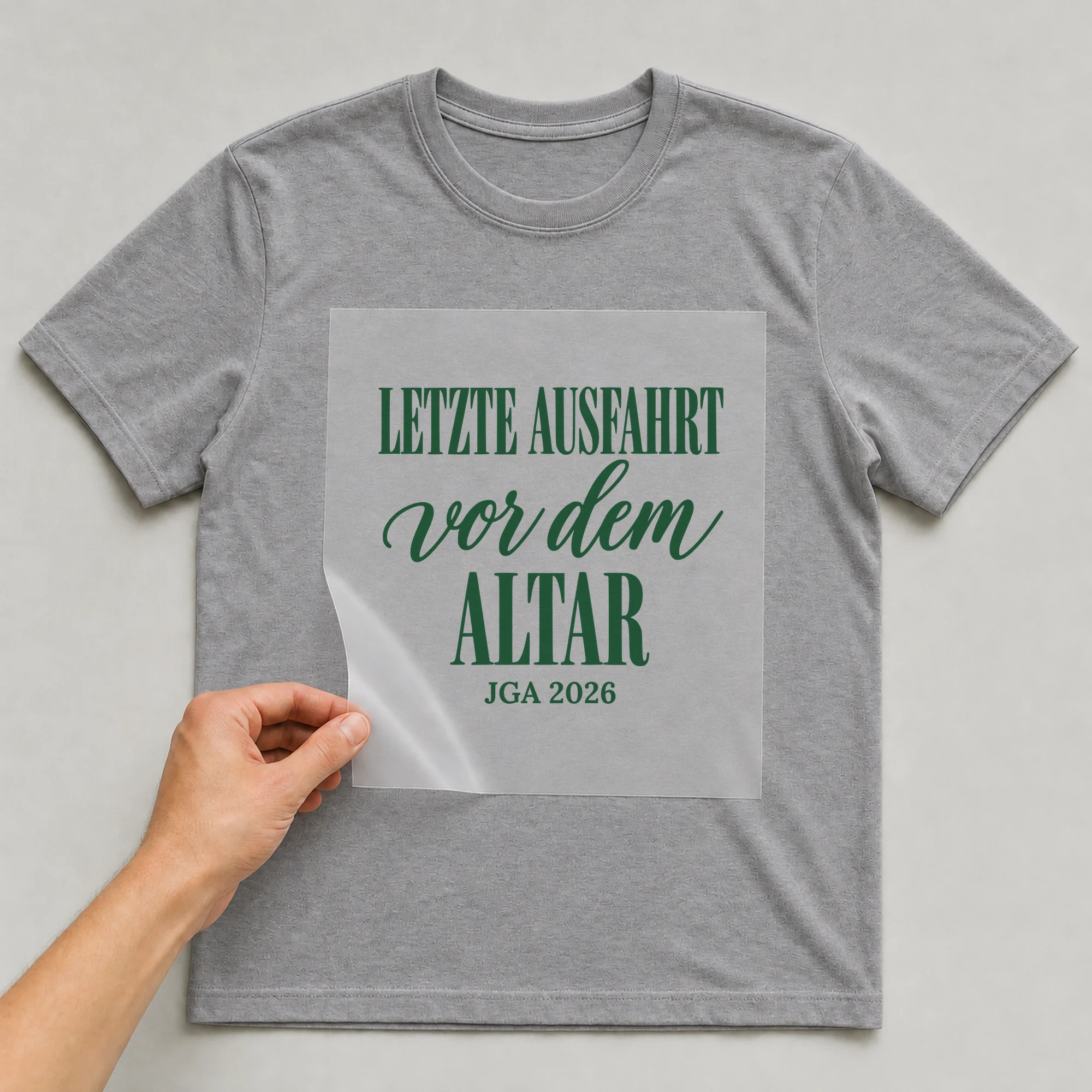Bügelbild Letzte Ausfahrt vor dem Altar auf grauem T-Shirt, Folie wird aufgelegt