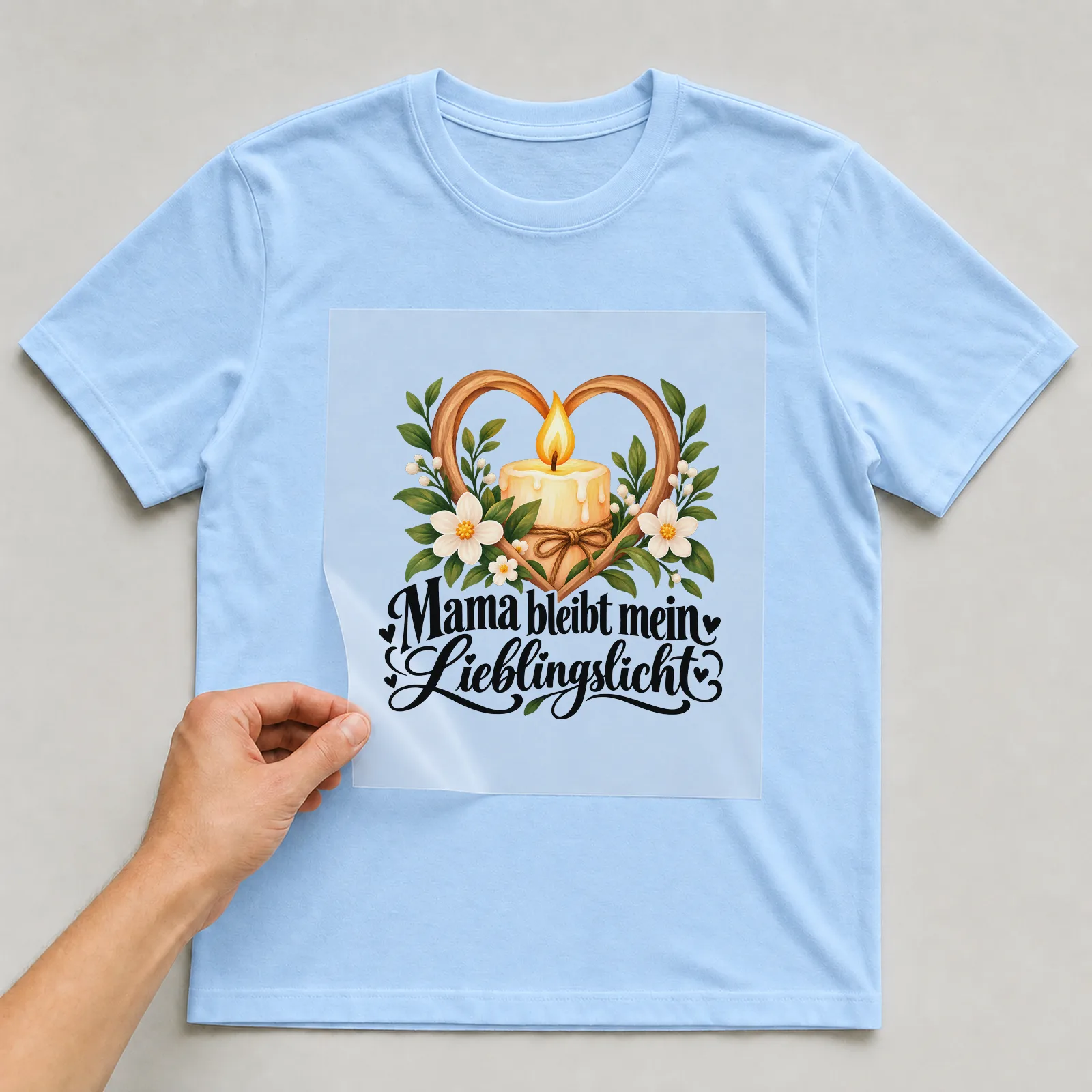 Bügelbild „Mama bleibt mein Lieblingslicht“ auf hellblauem T-Shirt, Folie wird aufgelegt