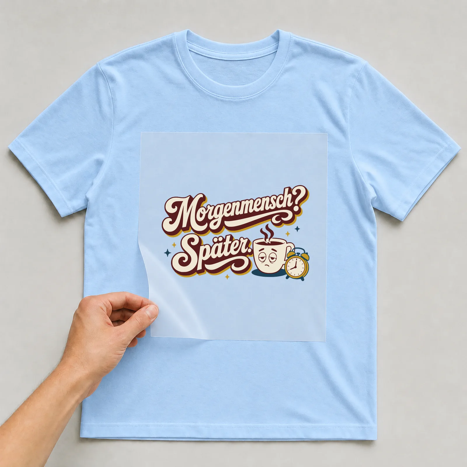 Bügelbild Morgenmensch? Später. auf hellblauem T-Shirt, Folie wird aufgelegt