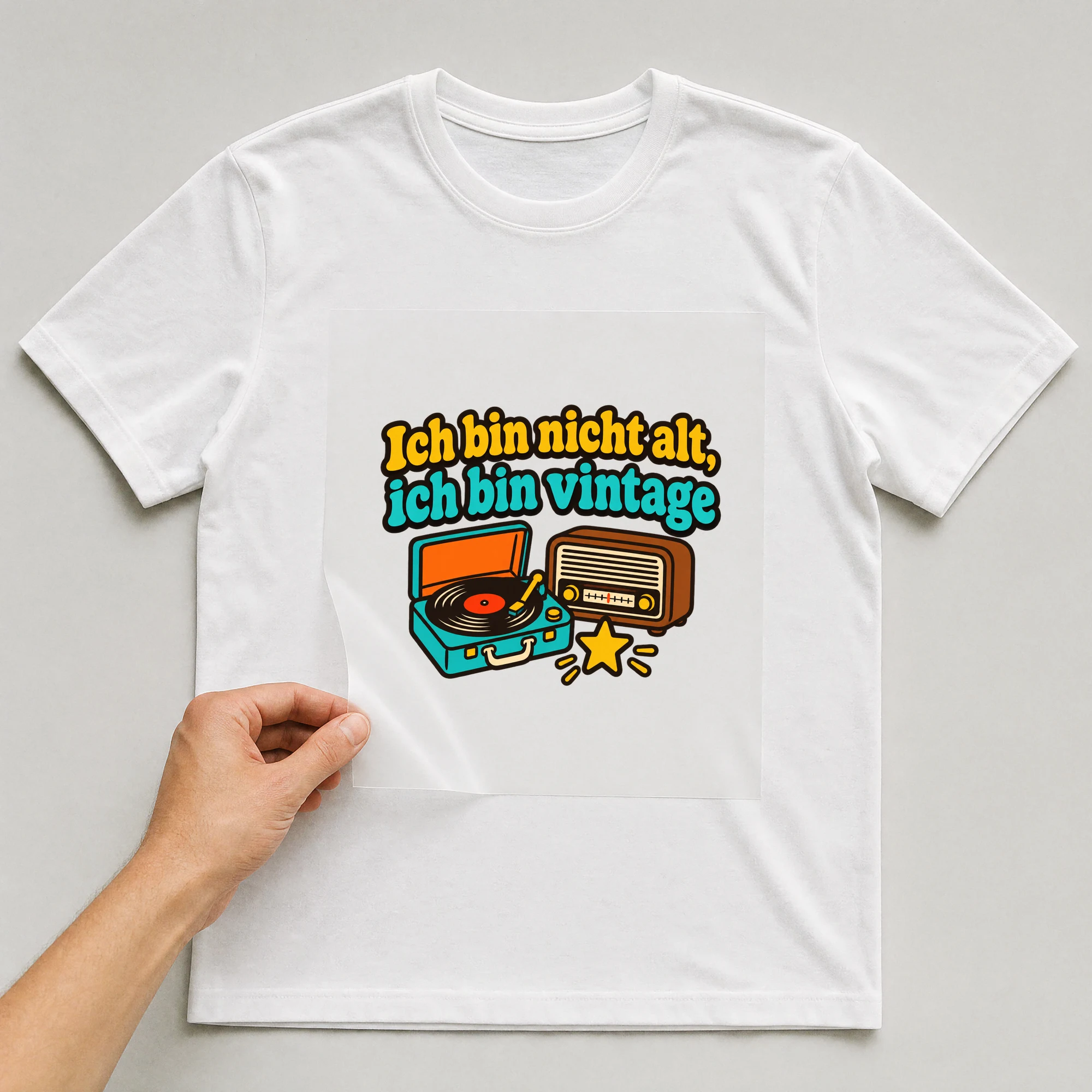 Bügelbild „Ich bin nicht alt, ich bin vintage“ auf weißem T-Shirt, Folie wird aufgelegt