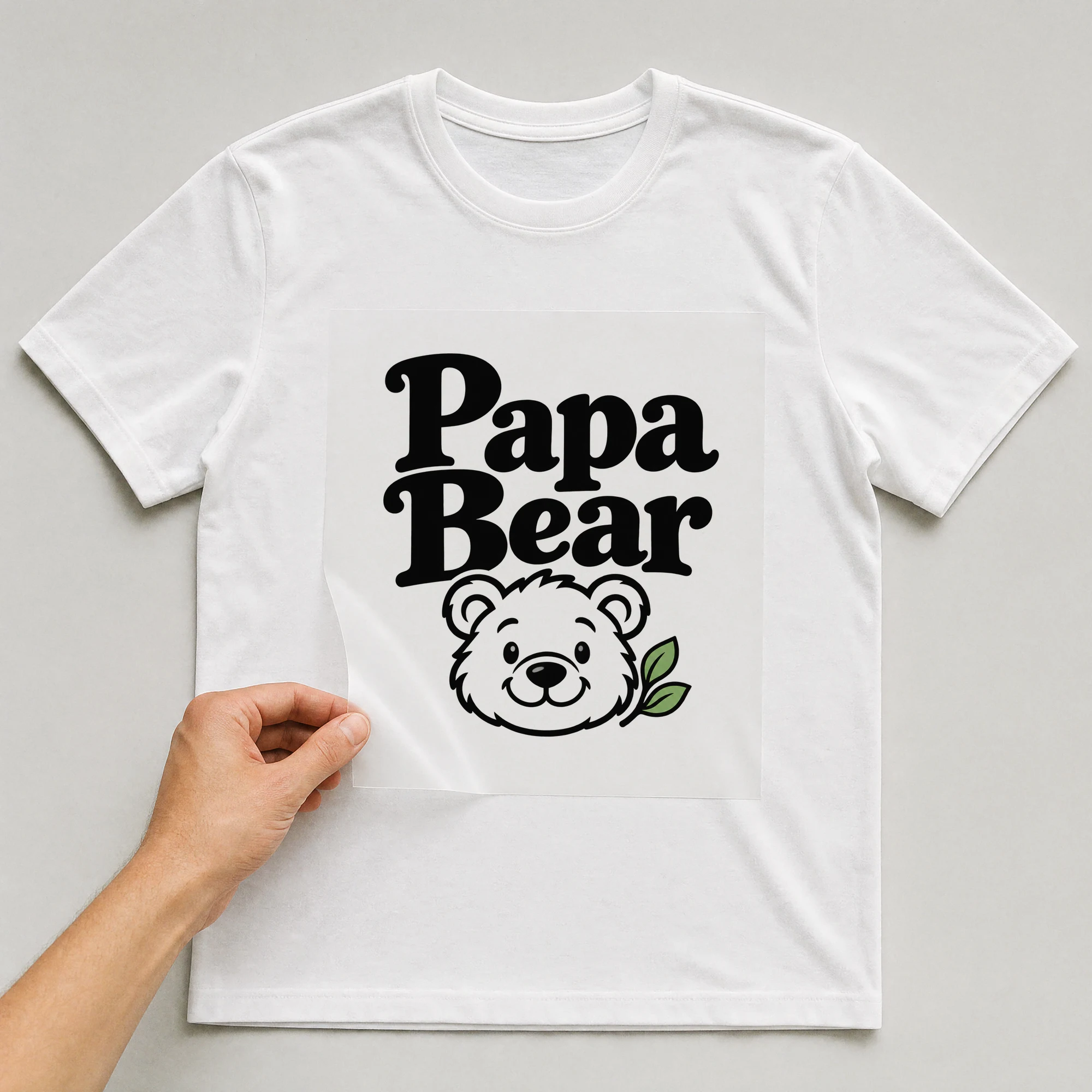 Bügelbild „Papa Bear“ auf weißem T-Shirt, Folie wird aufgelegt