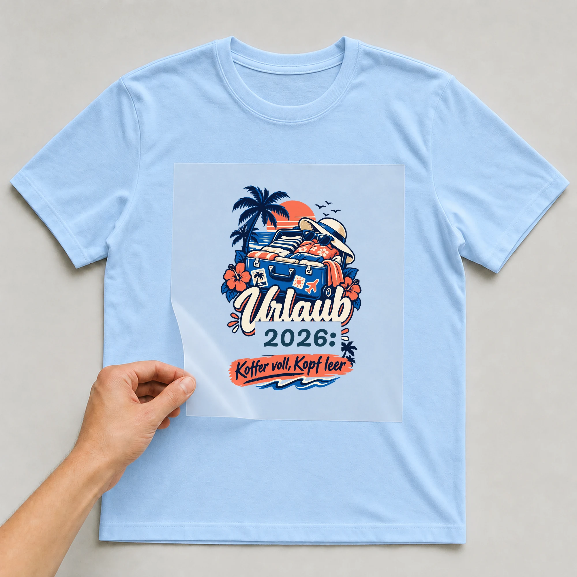 Bügelbild Urlaub: Koffer voll, Kopf leer mit Jahr auf hellblauem T-Shirt, Folie wird aufgelegt