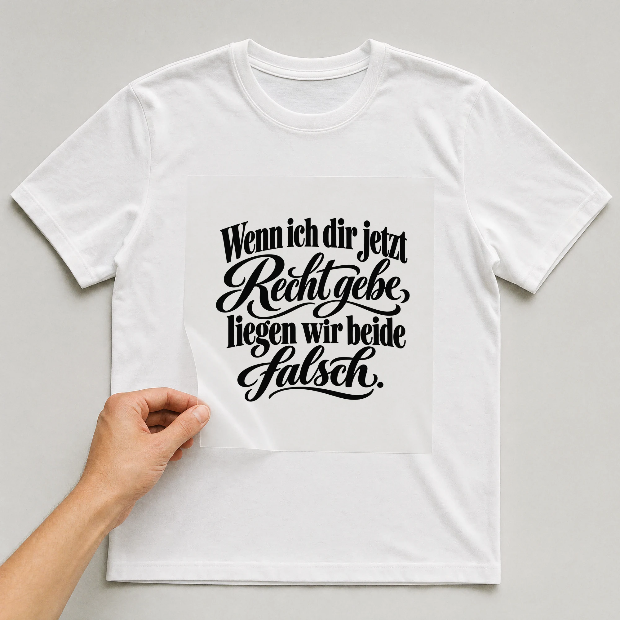 Bügelbild „Wenn ich dir jetzt Recht gebe, liegen wir beide falsch.“ auf weißem T-Shirt, Folie wird aufgelegt