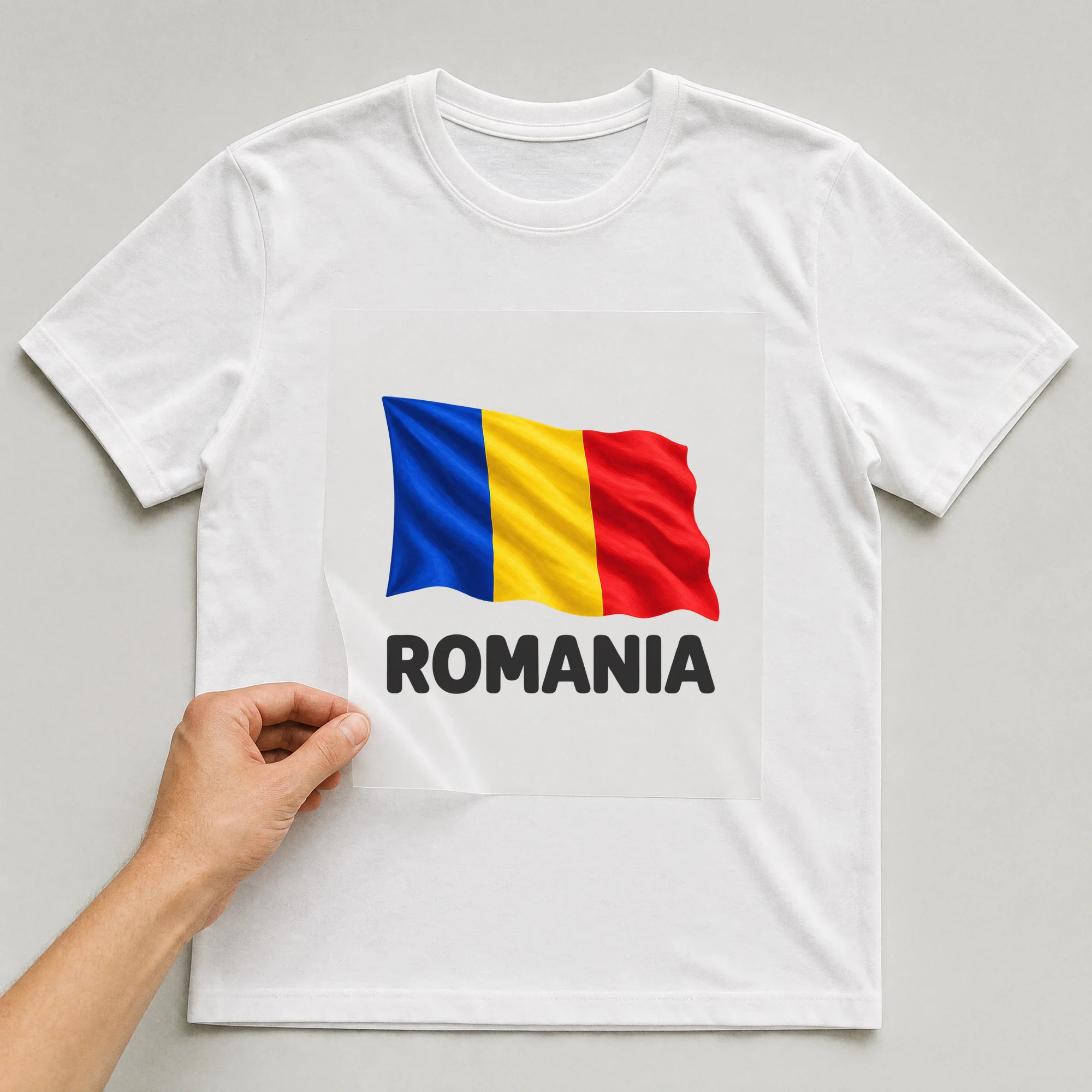 Bügelbild „Romania“ auf weißem T-Shirt, Folie wird aufgelegt