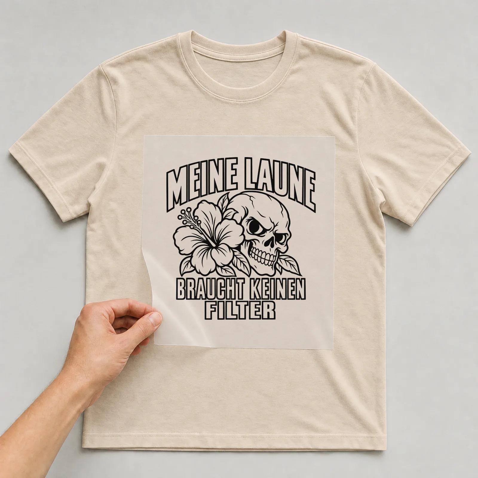 Bügelbild „Meine Laune braucht keinen Filter“ auf beigem T-Shirt, Folie wird aufgelegt