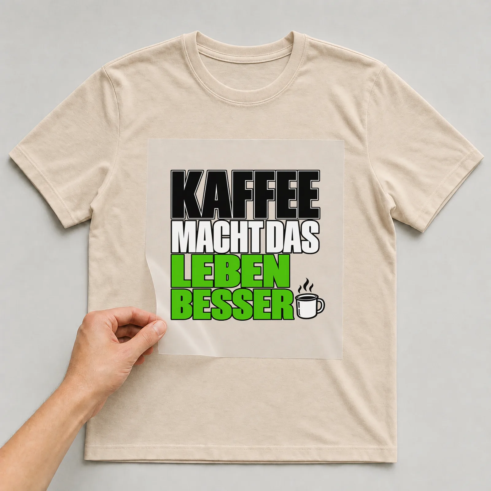 Bügelbild „Kaffee macht das Leben besser“ auf beigem T-Shirt, Folie wird aufgelegt