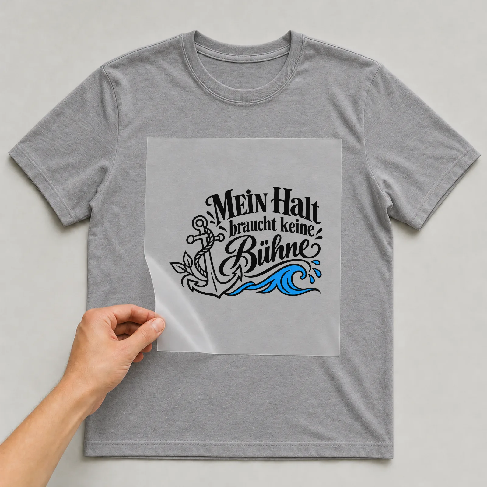 Bügelbild „MEIN Halt braucht keine Bühne“ auf grauem T-Shirt, Folie wird aufgelegt