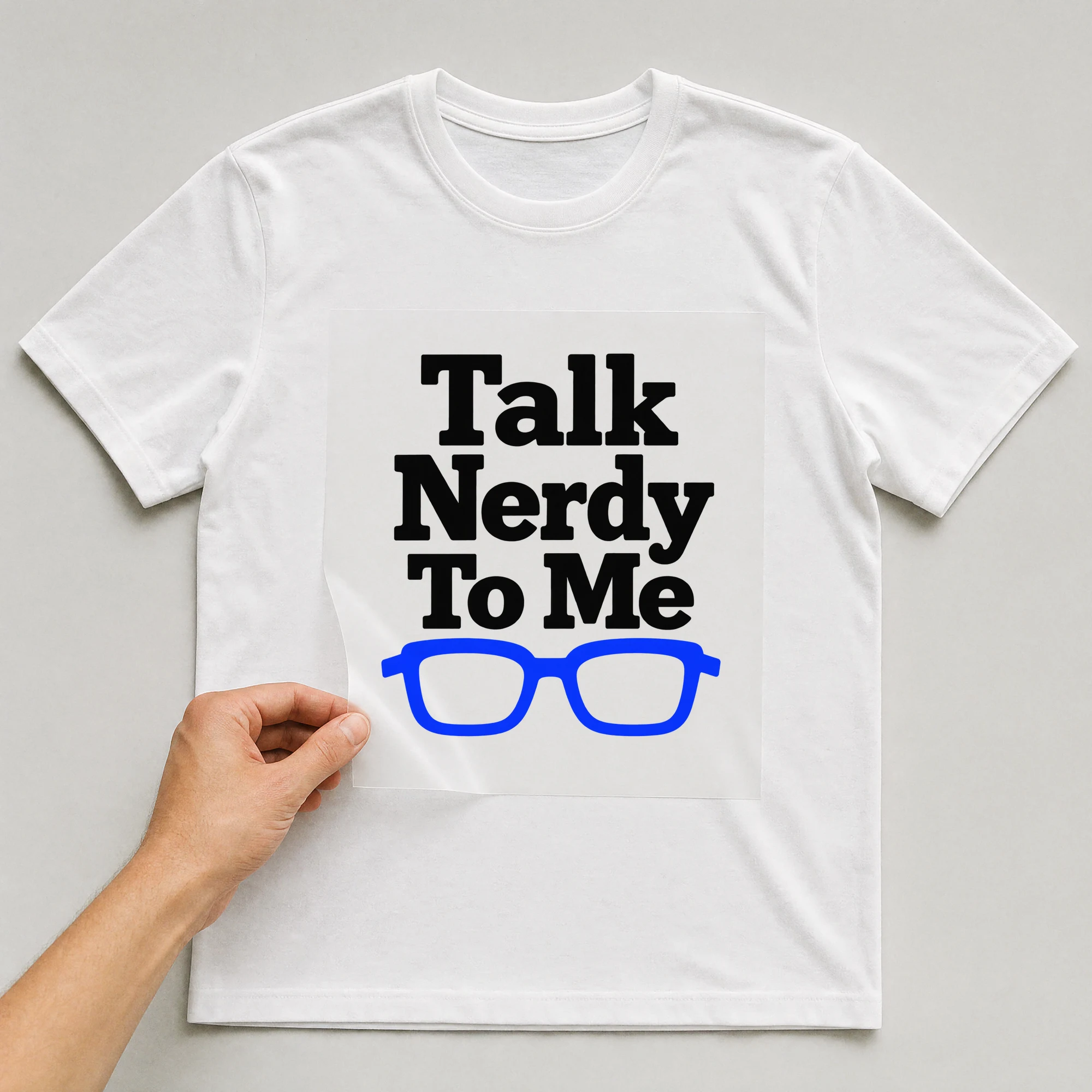 Bügelbild „Talk Nerdy To Me“ auf weißem T-Shirt, Folie wird aufgelegt